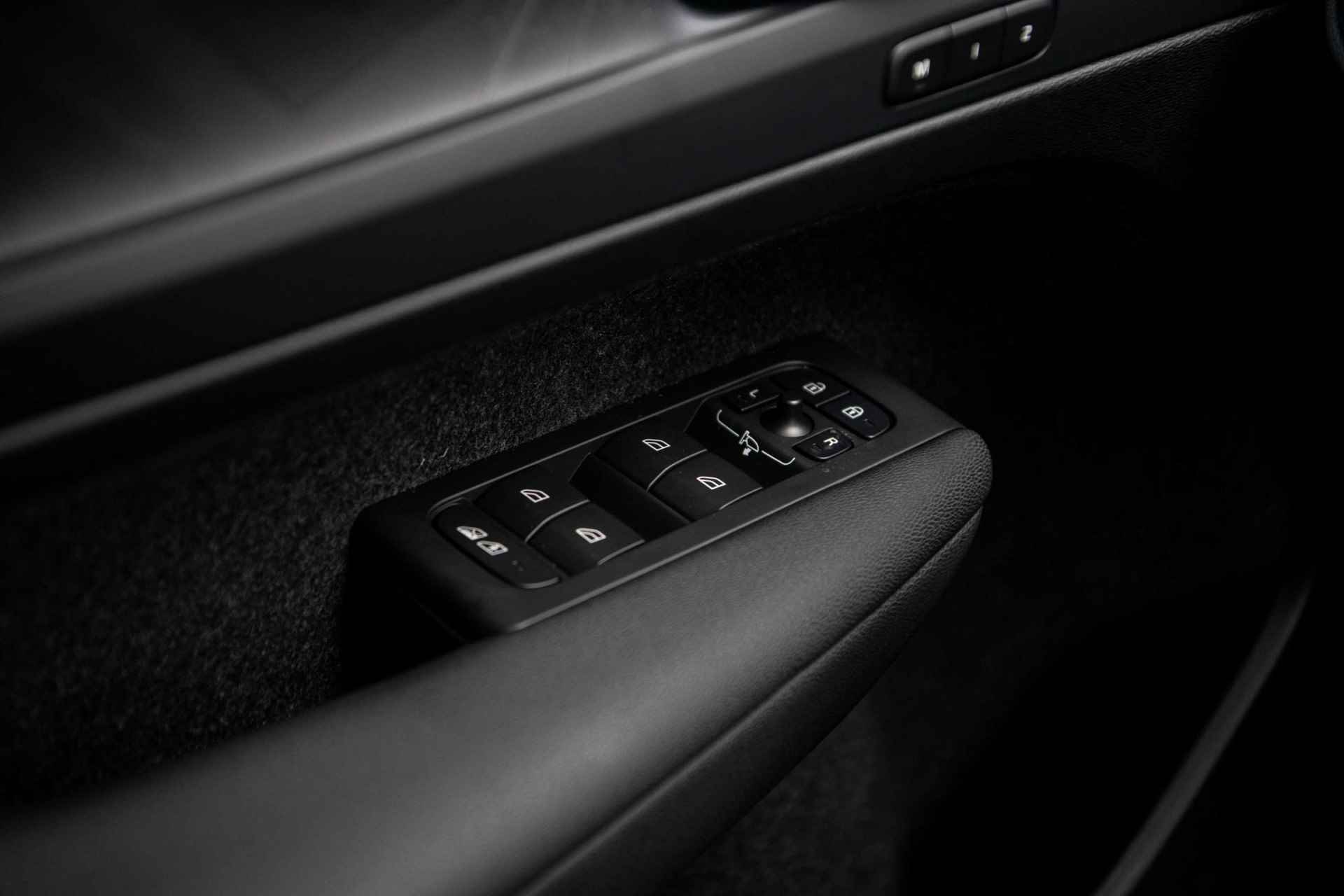Volvo C40 Single Motor Extended Range Ultimate 82 kWh Fin. € 1.109 p/m| Pixel LED | Nubuck Interieur | Donker Glas | 20" | Power Seats | - 27/42