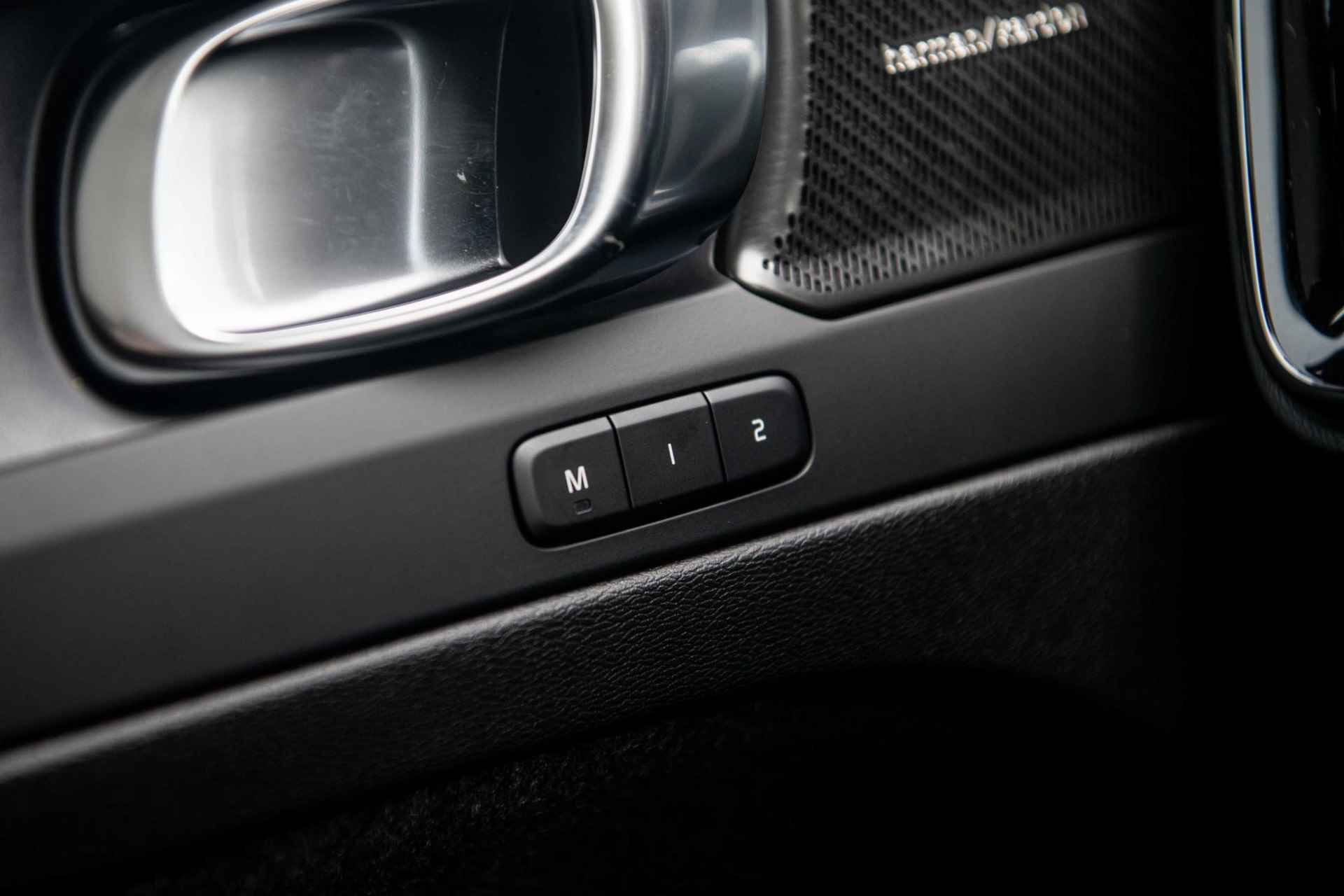 Volvo C40 Single Motor Extended Range Ultimate 82 kWh Fin. € 1.109 p/m| Pixel LED | Nubuck Interieur | Donker Glas | 20" | Power Seats | - 28/42