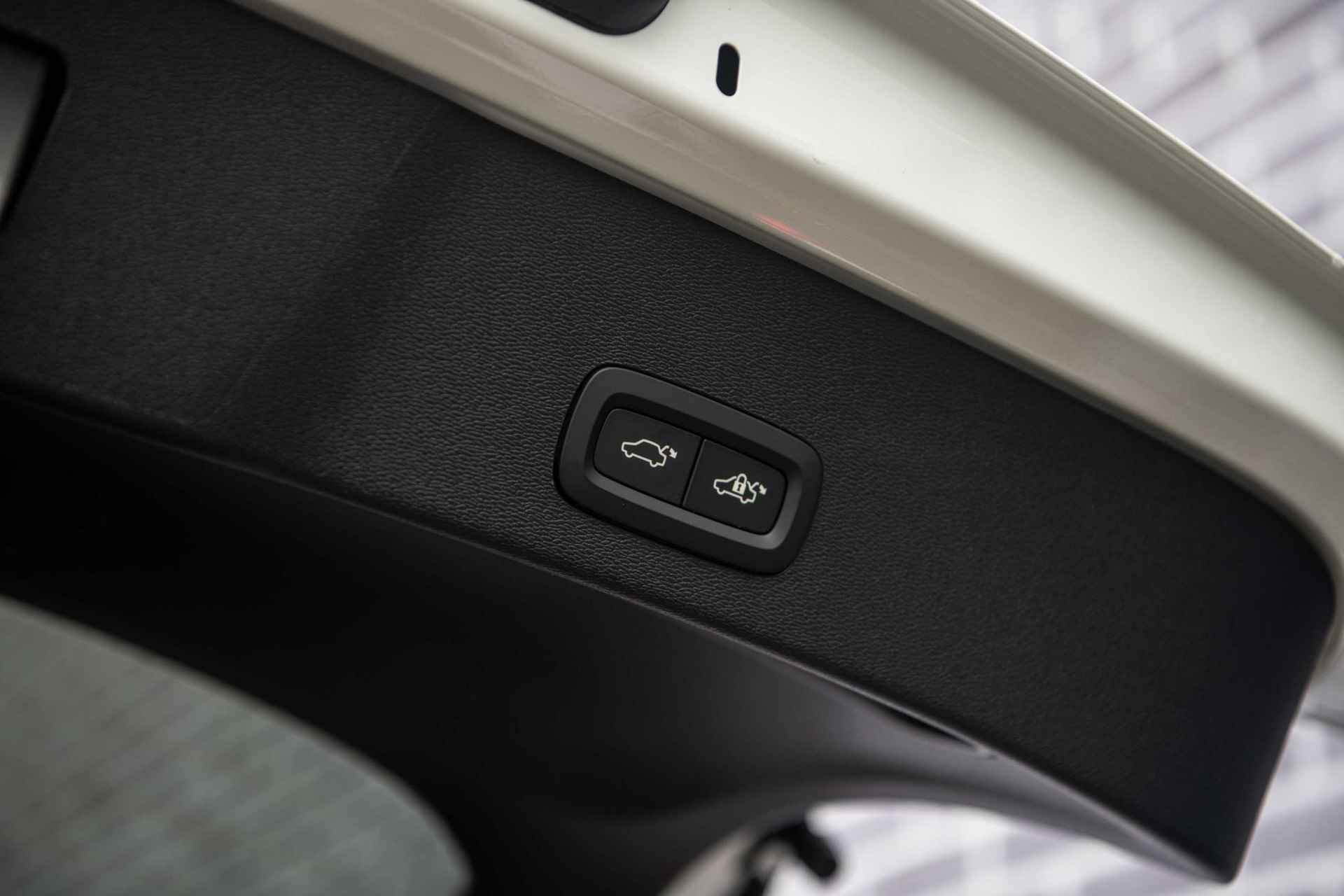 Volvo C40 Single Motor Extended Range Ultimate 82 kWh Fin. € 1.109 p/m| Pixel LED | Nubuck Interieur | Donker Glas | 20" | Power Seats | - 39/42