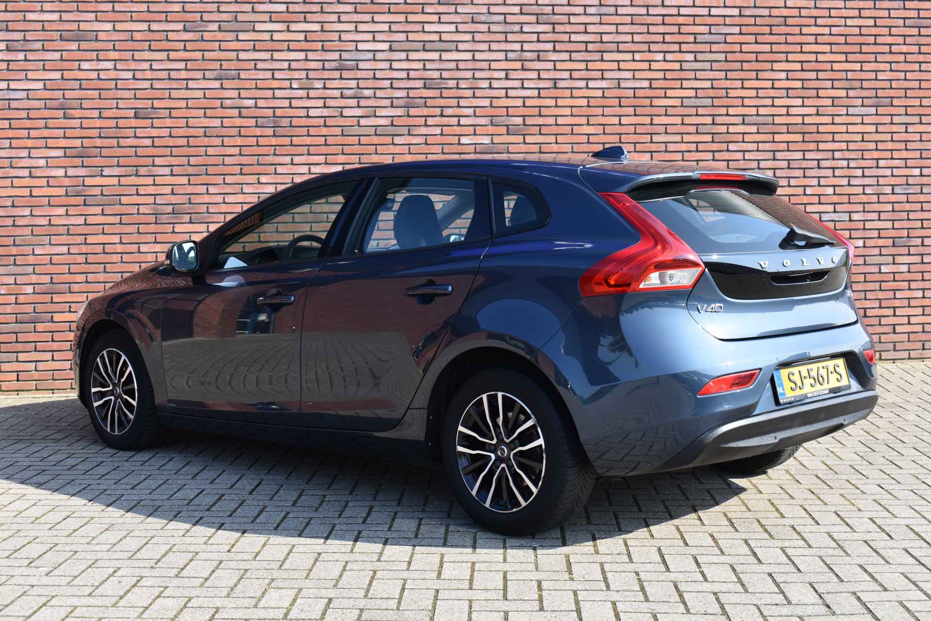 Volvo V40 T2 123PK Automaat Nordic+ | Standkachel | Verwarmbare voorruit | - 2/28