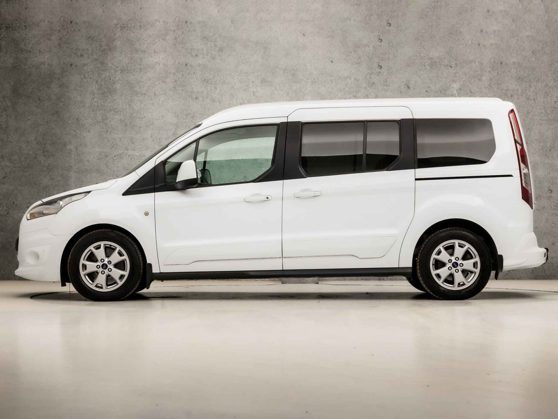 Ford Tourneo Connect Grand 1.6 Titanium 150Pk Automaat (PANORAMADAK, CLIMATE, GETINT GLAS, PARKEERSENSOREN, SPORTSTOELEN, TREKHAAK, CRUISE, NIEUWE APK, NIEUWSTAAT) - 2/36