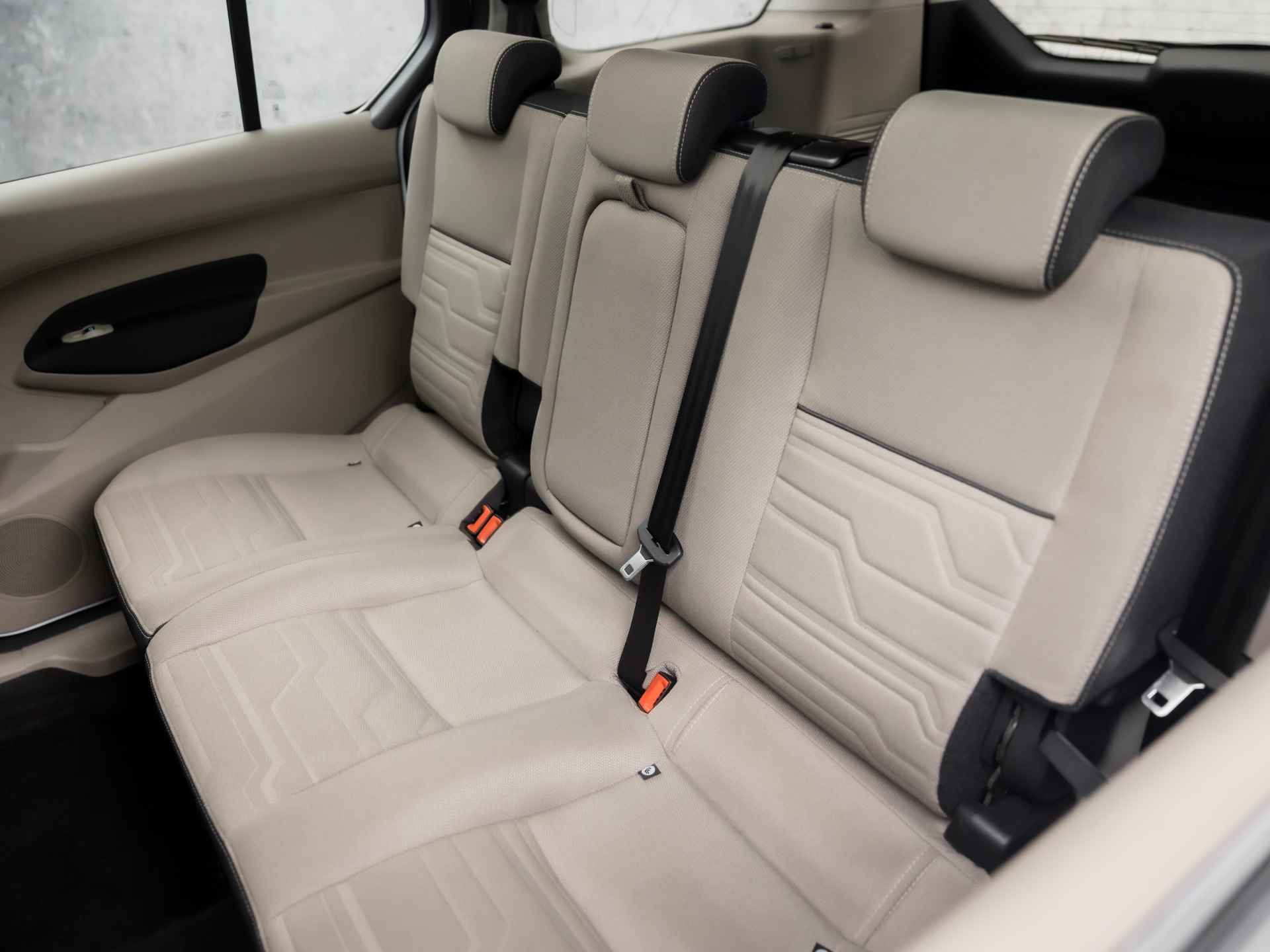 Ford Tourneo Connect Grand 1.6 Titanium 150Pk Automaat (PANORAMADAK, CLIMATE, GETINT GLAS, PARKEERSENSOREN, SPORTSTOELEN, TREKHAAK, CRUISE, NIEUWE APK, NIEUWSTAAT) - 15/36