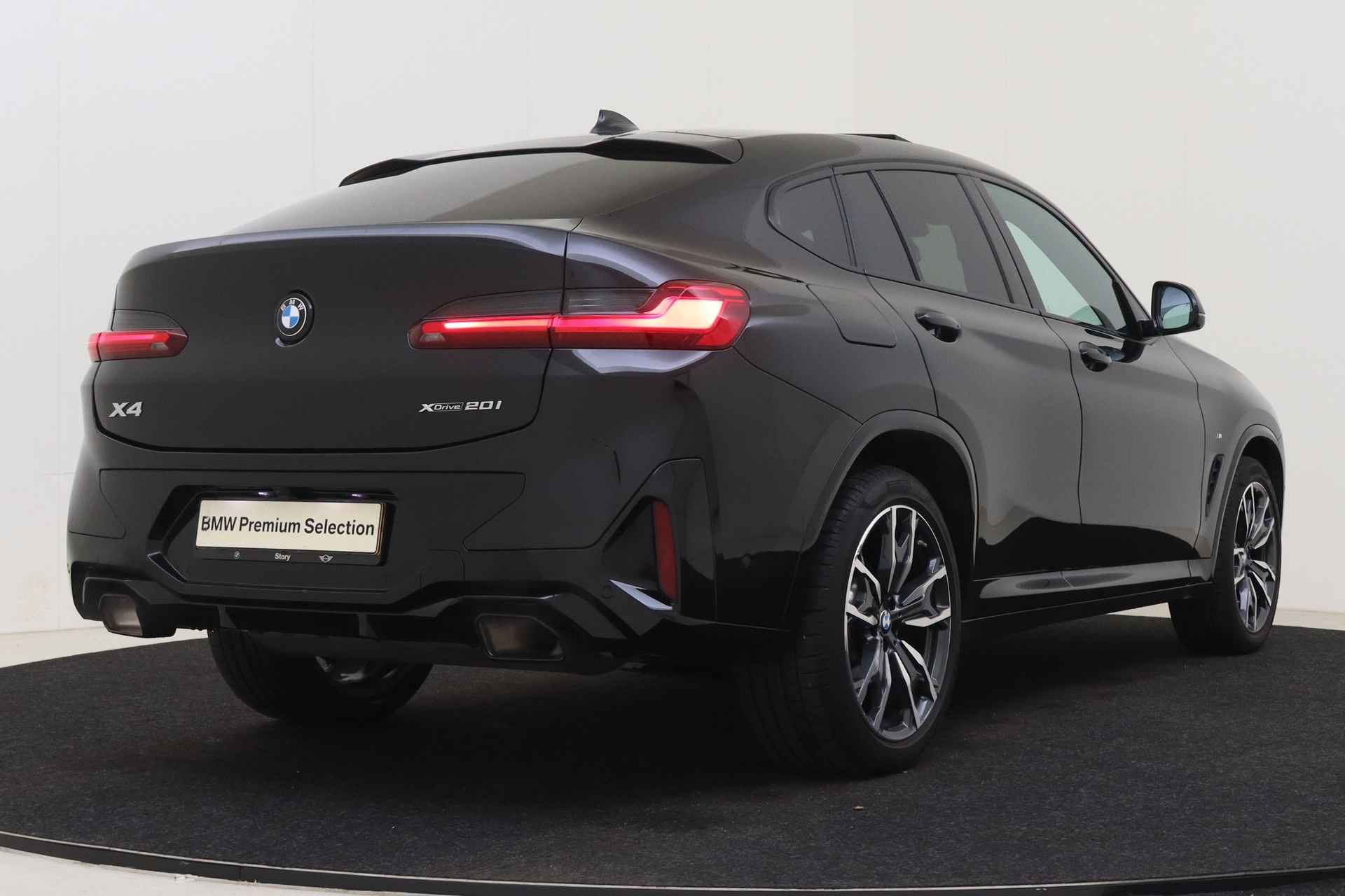 BMW X4 xDrive20i High Executive M Sport Automaat / Panoramadak / Sportstoelen / Stoelverwarming / Laserlight / Verwarmd stuurwiel / Parking Assistant / Live Cockpit Professional - 3/66