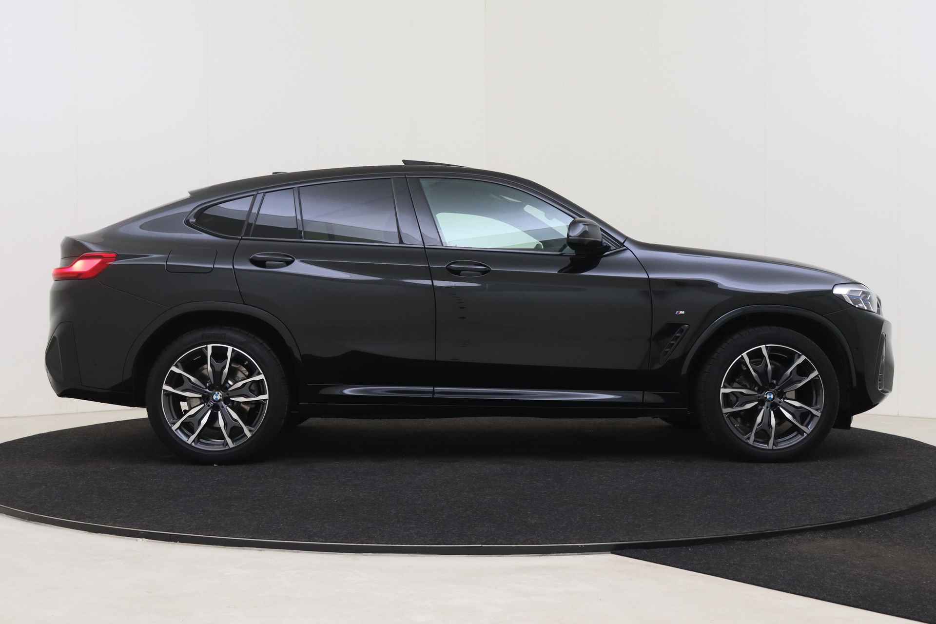 BMW X4 xDrive20i High Executive M Sport Automaat / Panoramadak / Sportstoelen / Stoelverwarming / Laserlight / Verwarmd stuurwiel / Parking Assistant / Live Cockpit Professional - 8/66