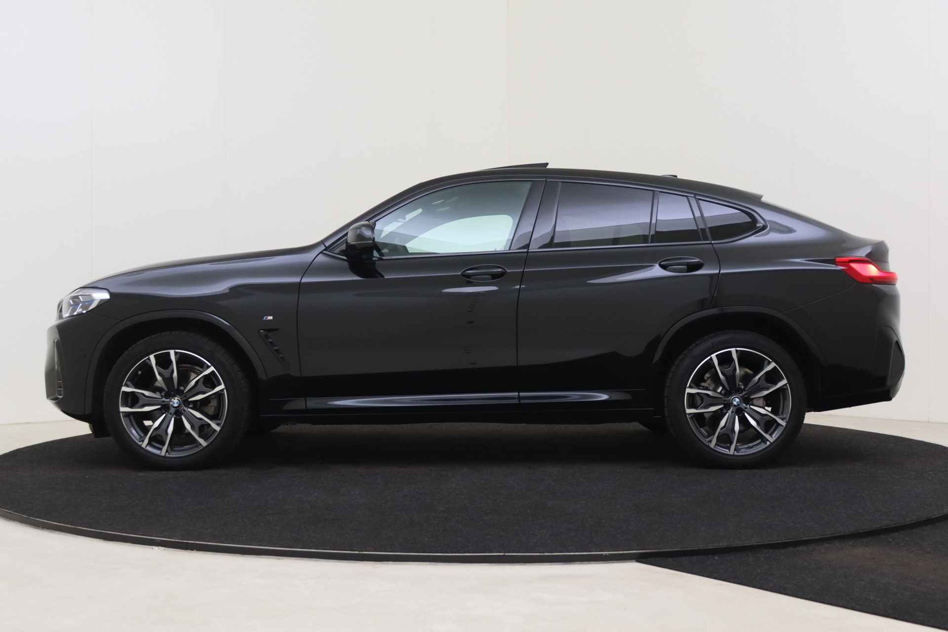 BMW X4 xDrive20i High Executive M Sport Automaat / Panoramadak / Sportstoelen / Stoelverwarming / Laserlight / Verwarmd stuurwiel / Parking Assistant / Live Cockpit Professional - 15/66