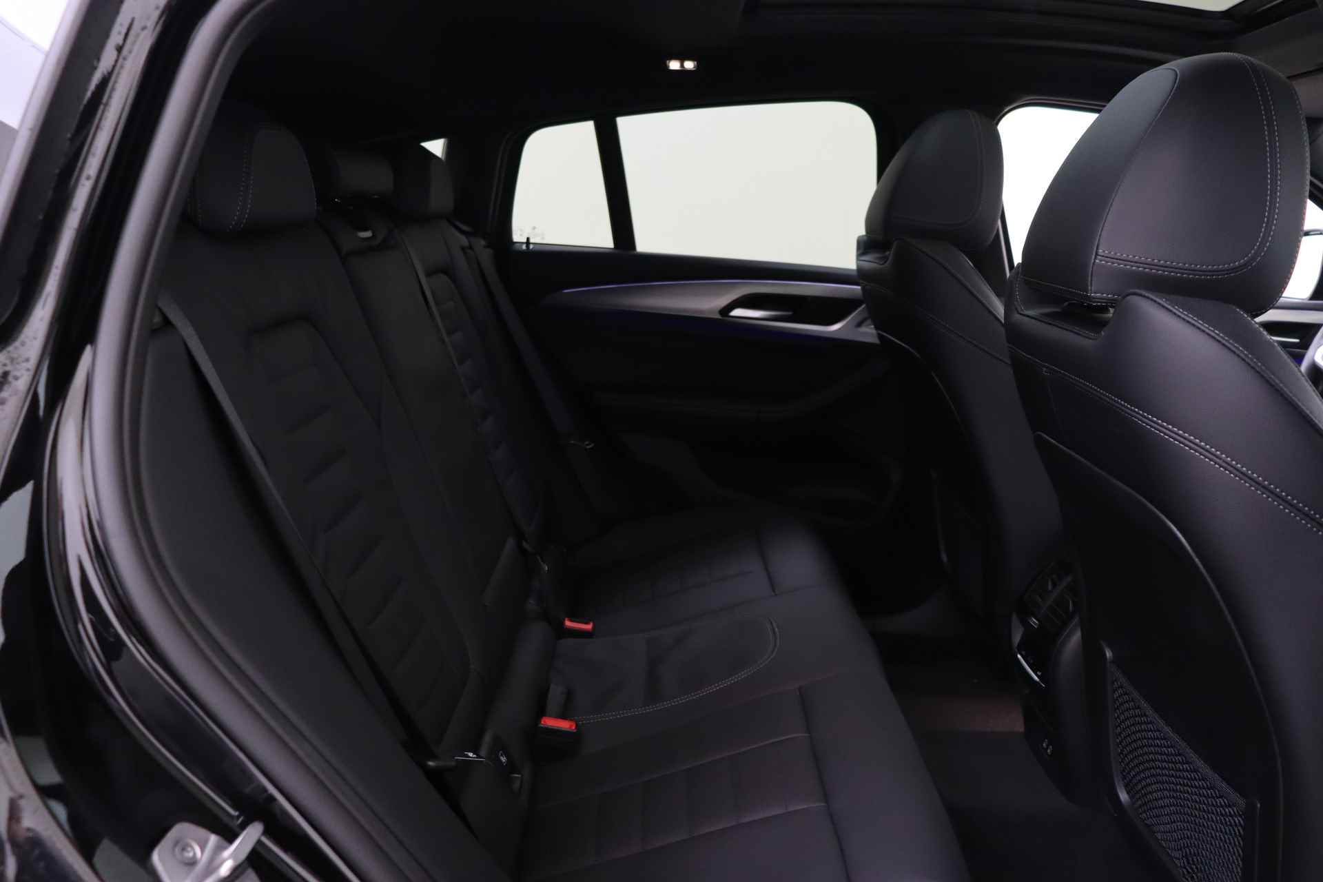 BMW X4 xDrive20i High Executive M Sport Automaat / Panoramadak / Sportstoelen / Stoelverwarming / Laserlight / Verwarmd stuurwiel / Parking Assistant / Live Cockpit Professional - 19/66