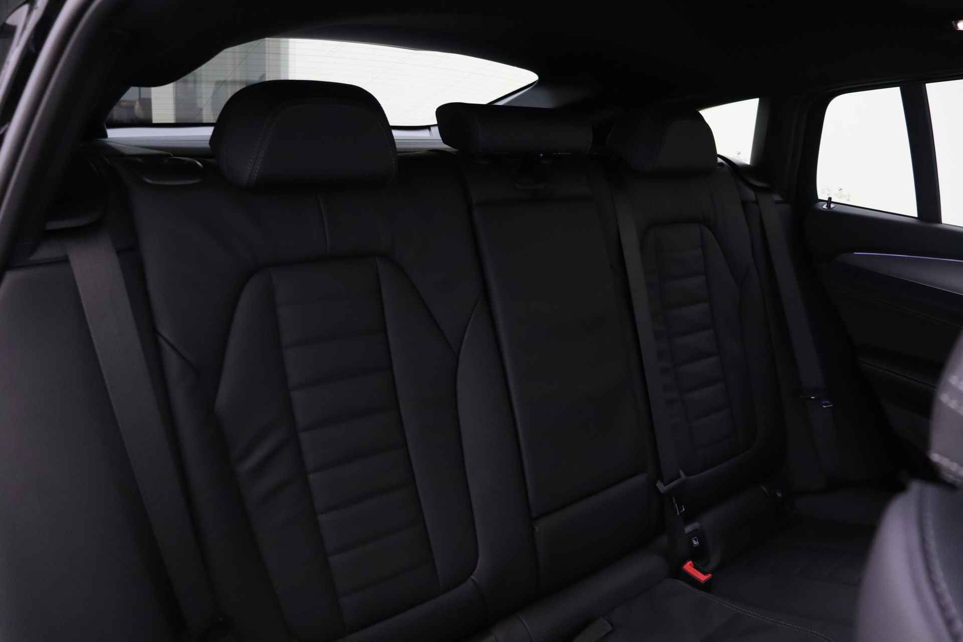 BMW X4 xDrive20i High Executive M Sport Automaat / Panoramadak / Sportstoelen / Stoelverwarming / Laserlight / Verwarmd stuurwiel / Parking Assistant / Live Cockpit Professional - 20/66