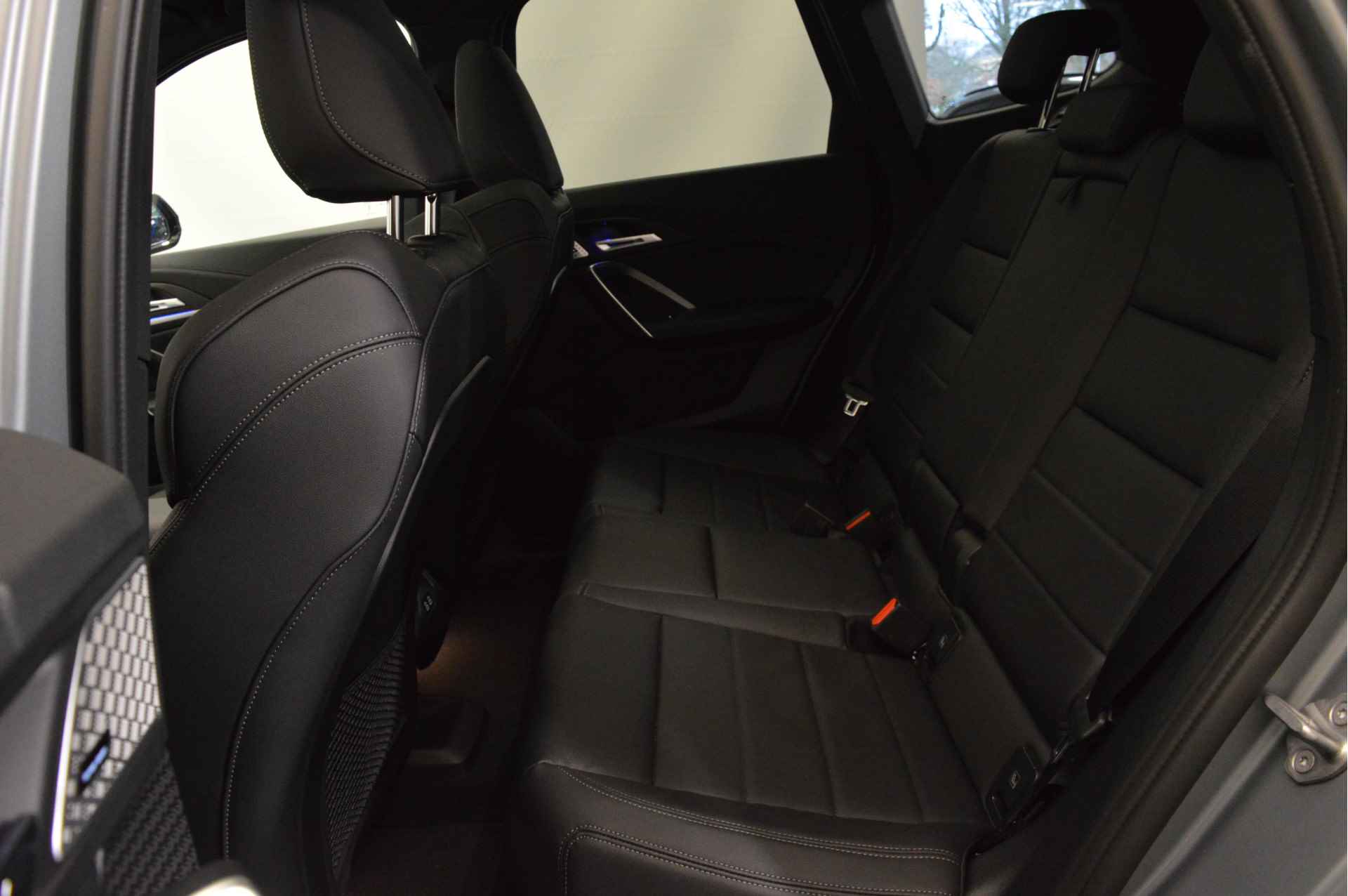 BMW iX1 xDrive30 M Sport 67 kWh / Panoramadak / Trekhaak / Adaptief M Onderstel / Parking Assistant Plus / Adaptieve LED / Memory Seats / Driving Assistant Professional - 7/22