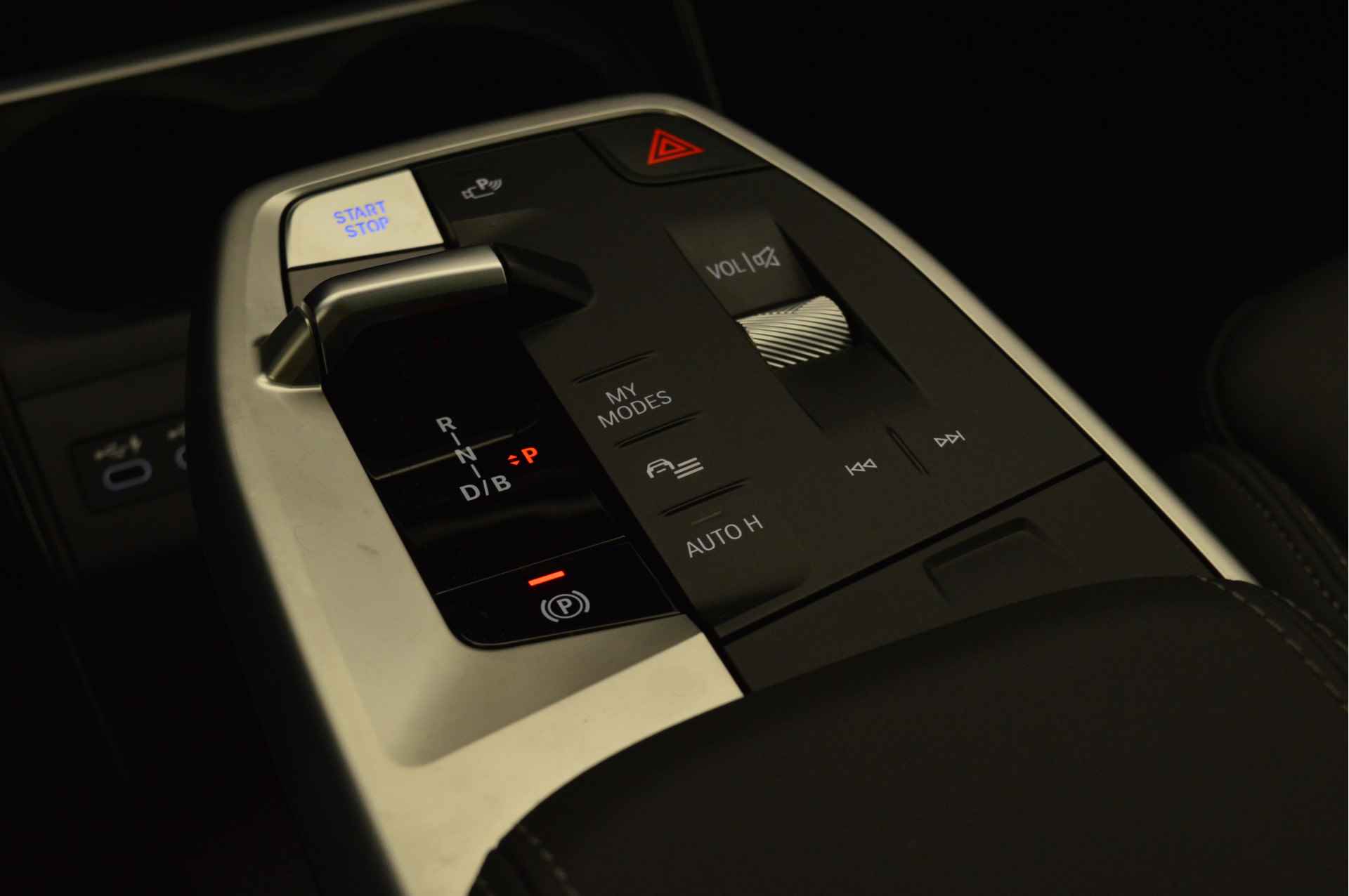 BMW iX1 xDrive30 M Sport 67 kWh / Panoramadak / Trekhaak / Adaptief M Onderstel / Parking Assistant Plus / Adaptieve LED / Memory Seats / Driving Assistant Professional - 19/22