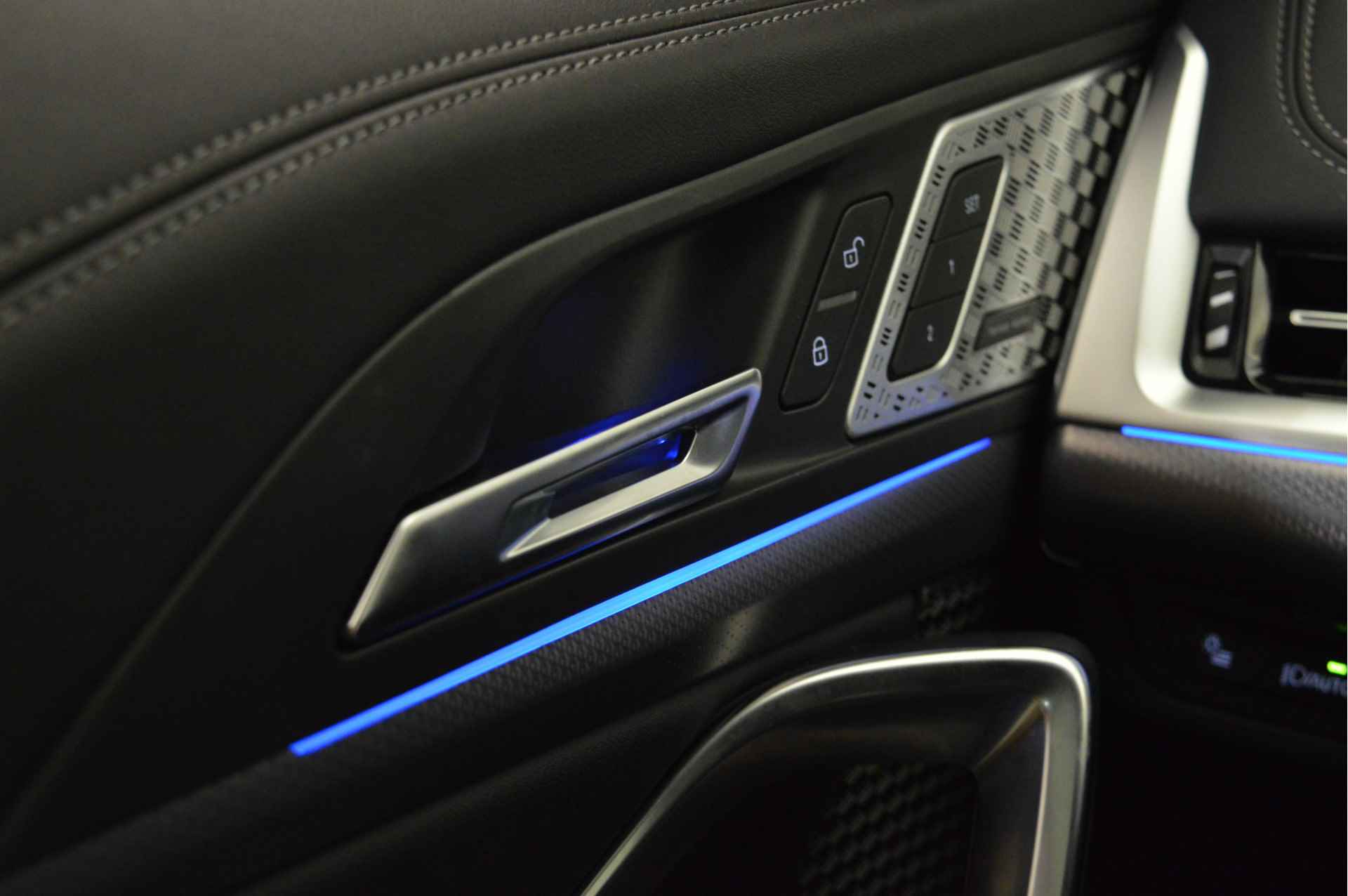 BMW iX1 xDrive30 M Sport 67 kWh / Panoramadak / Trekhaak / Adaptief M Onderstel / Parking Assistant Plus / Adaptieve LED / Memory Seats / Driving Assistant Professional - 21/22