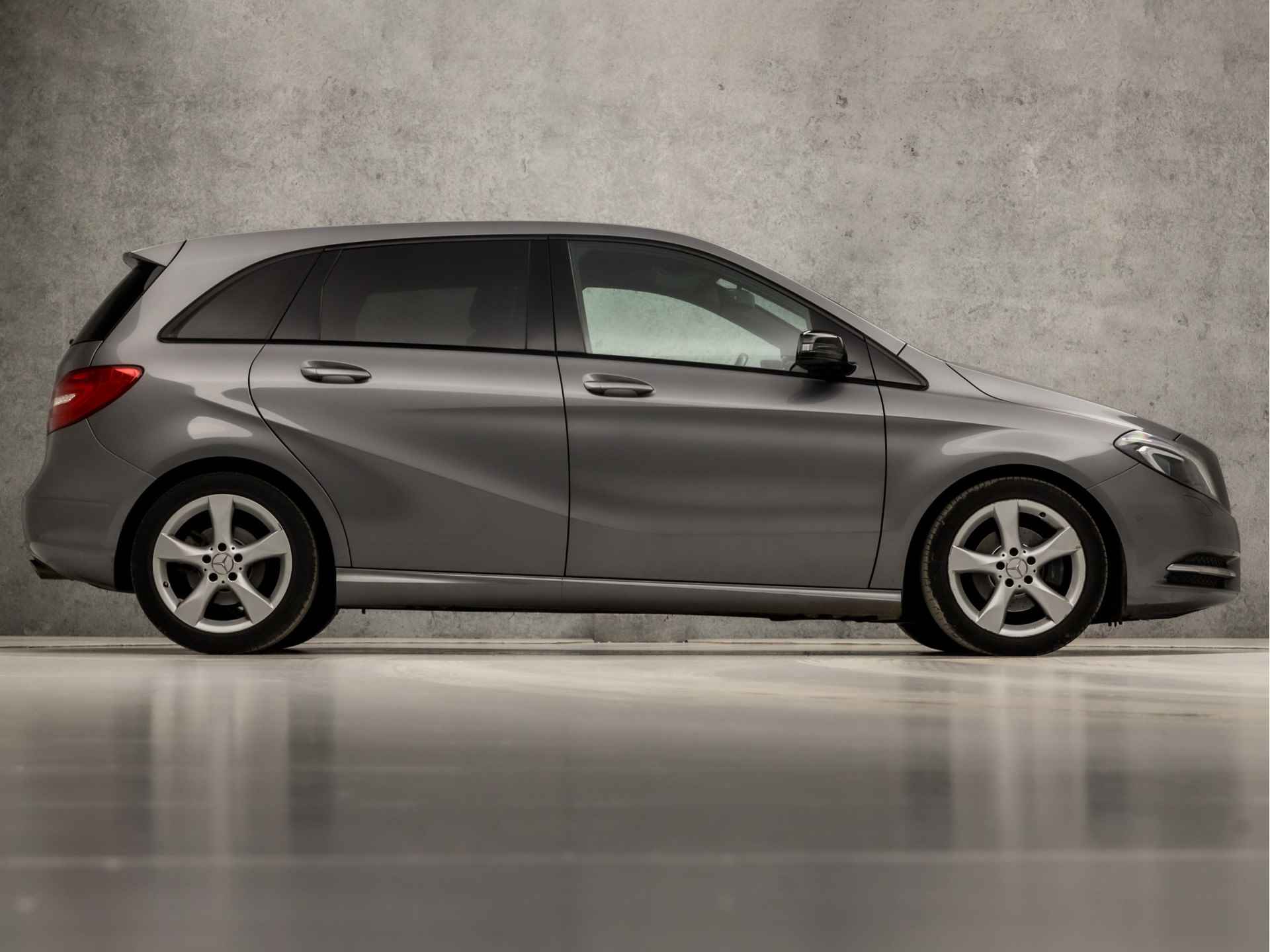 Mercedes-Benz B-Klasse 180 Ambition Sport (NAVIGATIE, NAP, CLIMATE, GETINT GLAS, XENON, LEDER, SPORTSTOELEN, CRUISE, NIEUWE APK, NIEUWSTAAT) - 4/32