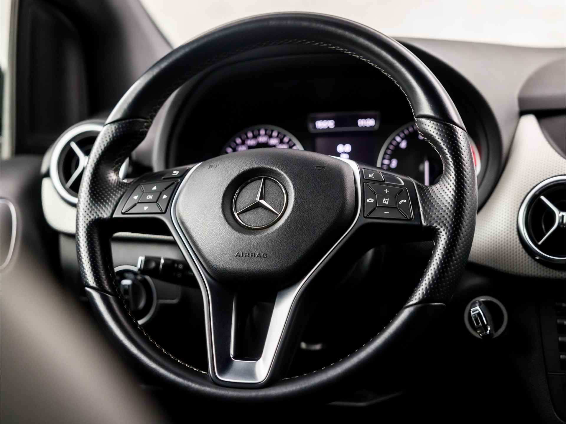 Mercedes-Benz B-Klasse 180 Ambition Sport (NAVIGATIE, NAP, CLIMATE, GETINT GLAS, XENON, LEDER, SPORTSTOELEN, CRUISE, NIEUWE APK, NIEUWSTAAT) - 17/32