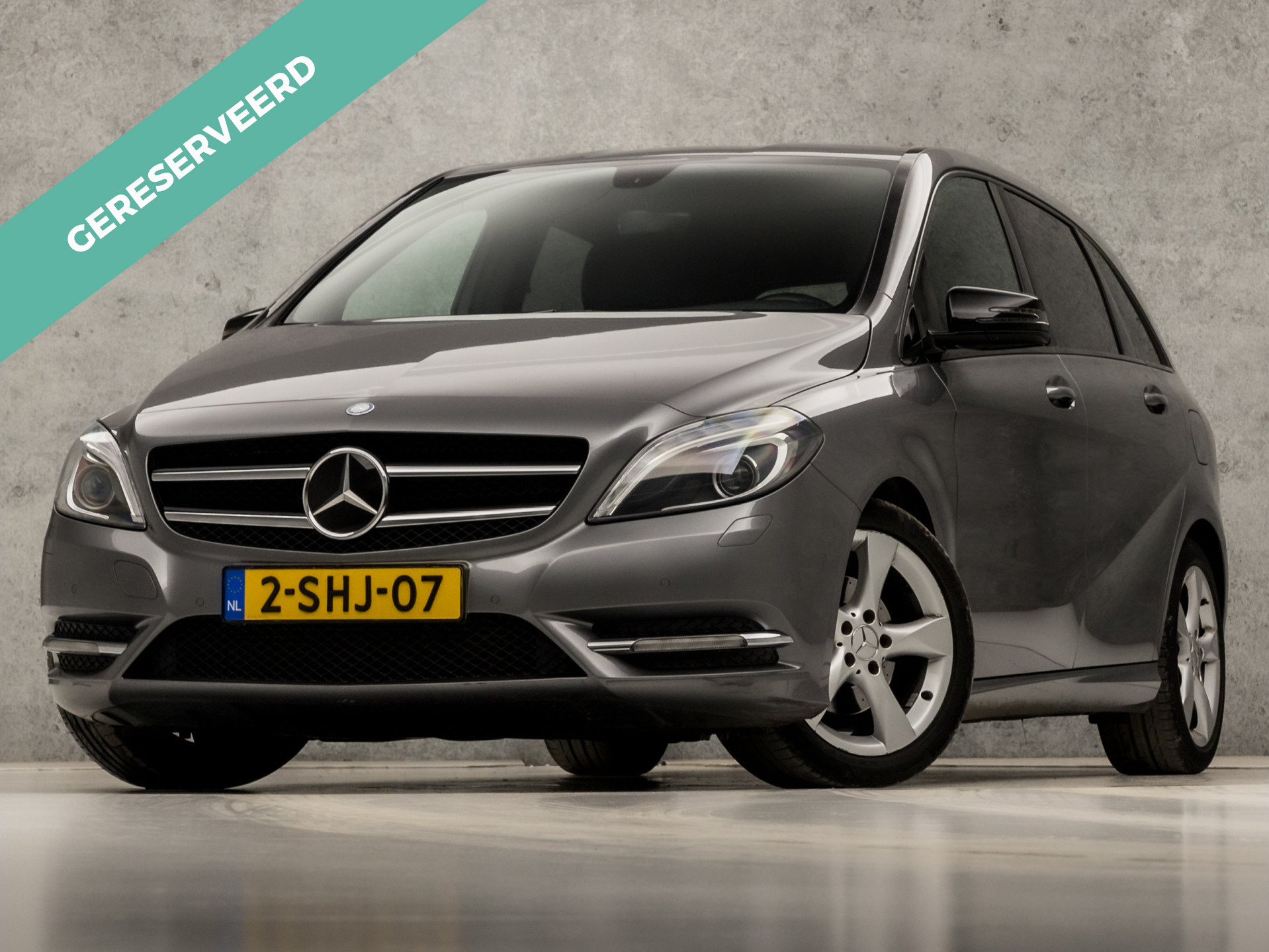 Mercedes-Benz B-Klasse 180 Ambition Sport (NAVIGATIE, NAP, CLIMATE, GETINT GLAS, XENON, LEDER, SPORTSTOELEN, CRUISE, NIEUWE APK, NIEUWSTAAT)