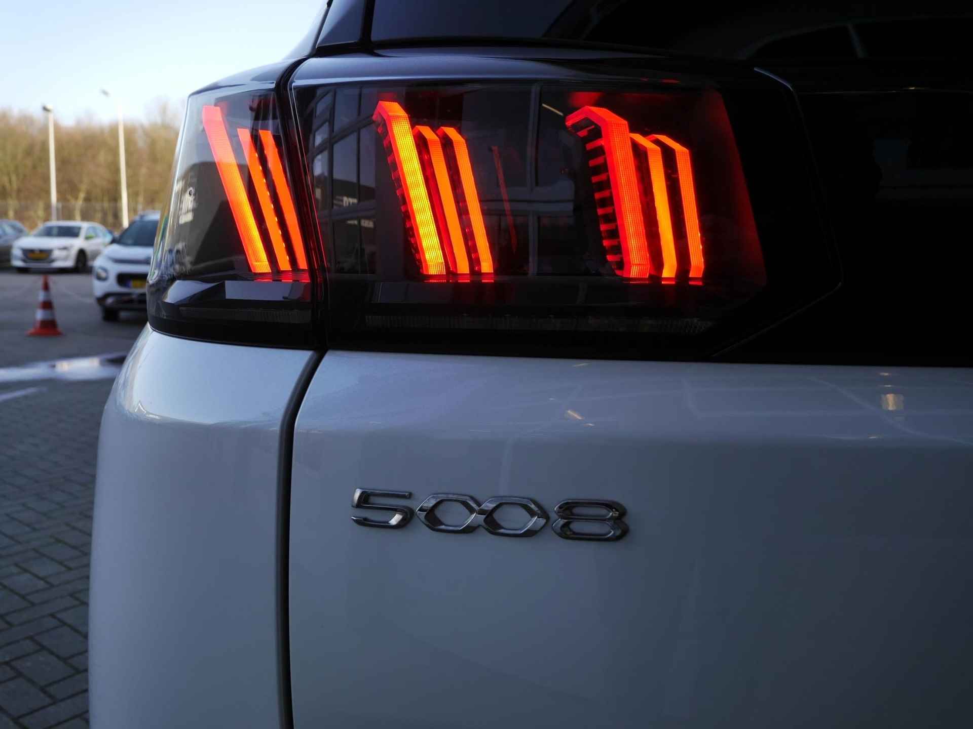 Peugeot 5008 1.2 Hybrid Allure Pack Business | Nieuwe auto | 7 zits | Stoelverwarming | Keyless entry en start | Draadloze telefoonlader | Parkeersensoren voor en achter | Camera | Lichtmetalen velgen | - 51/56