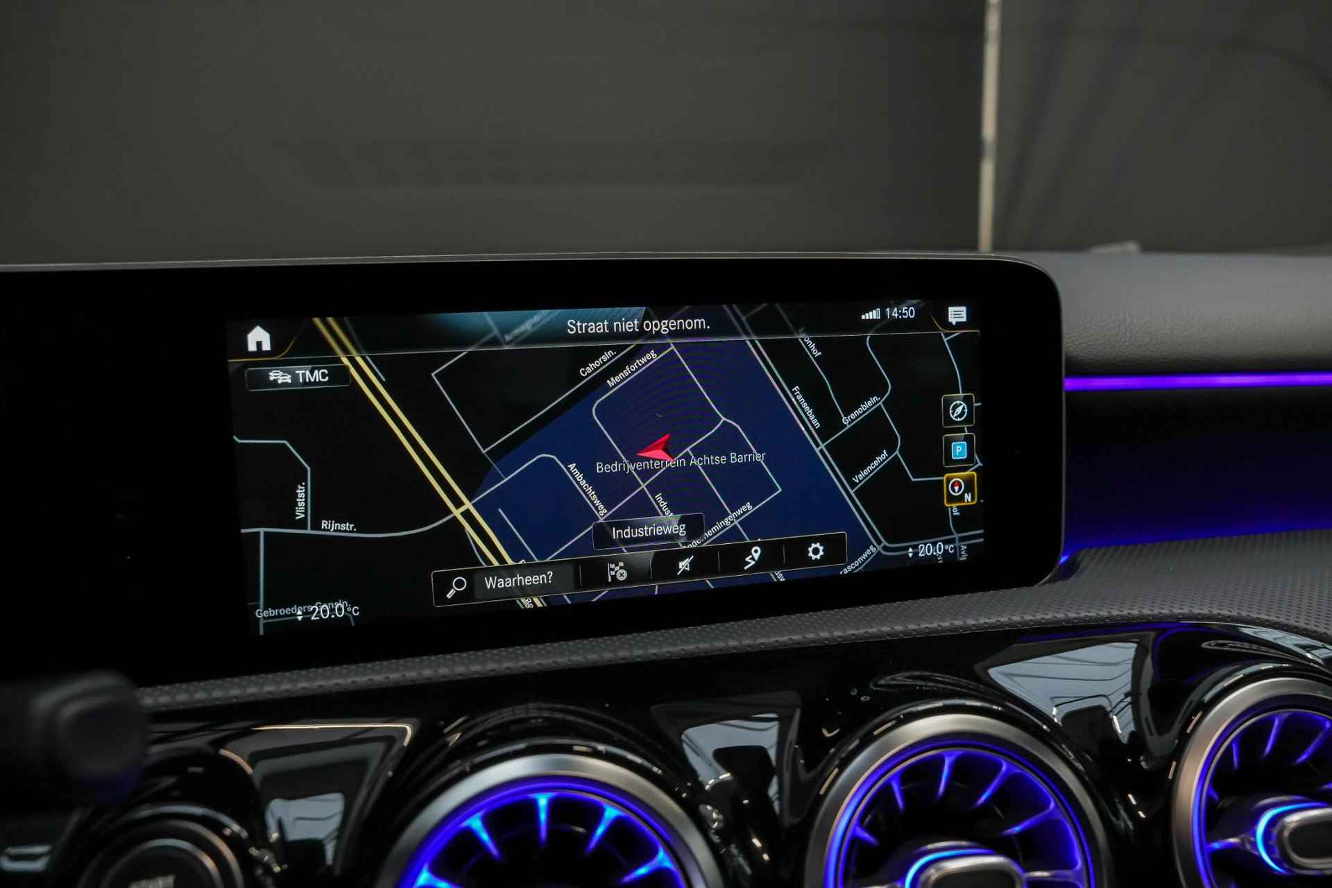 Mercedes-Benz A-klasse 163 pk 200 Business Solution AMG |Panoramadak|Trekhaak|Apple Carplay & Android Auto|Cruise control|LED|Ambient light|Parkeer camera met sensoren|Bluetooth|Navi|18"| - 17/42