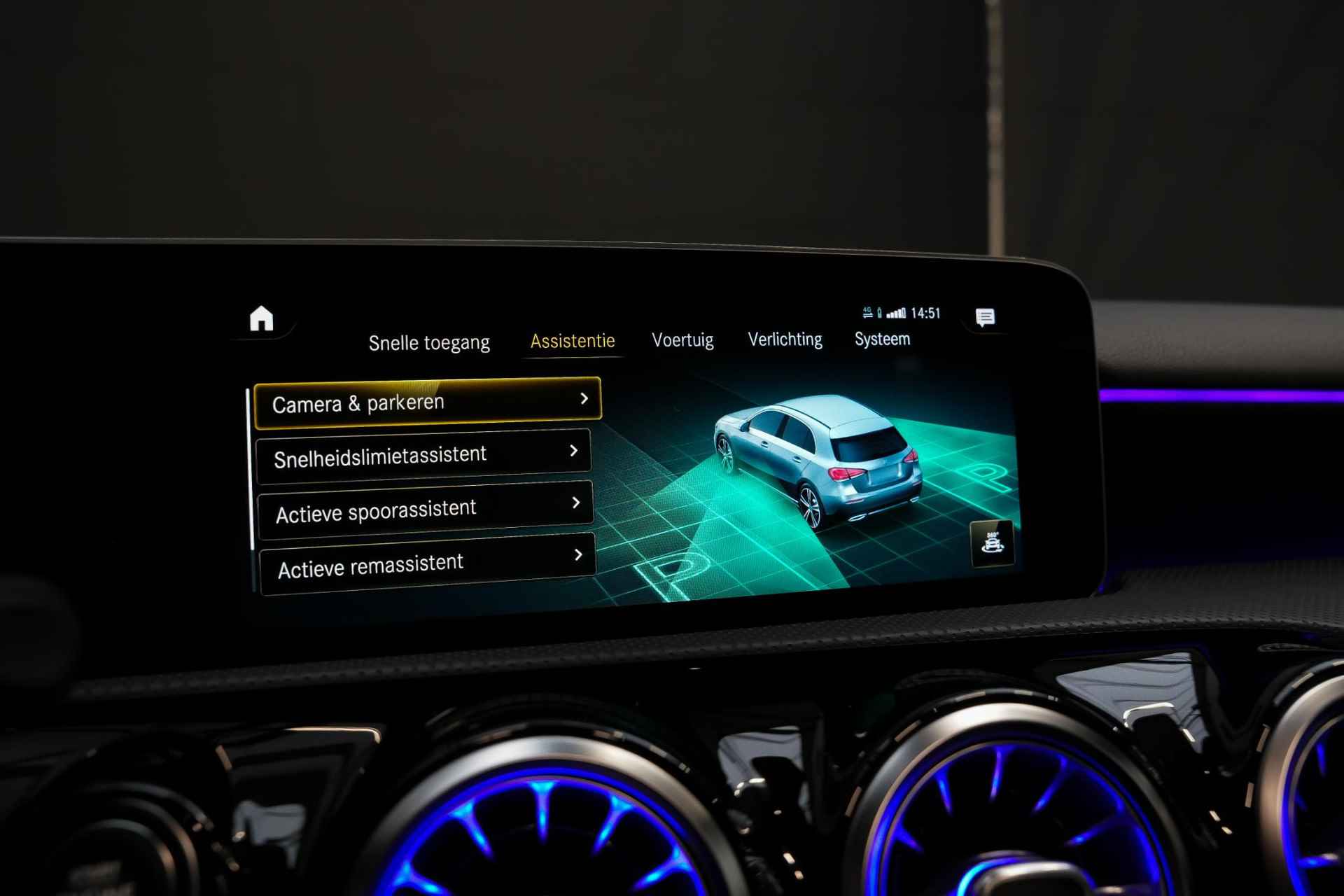 Mercedes-Benz A-klasse 163 pk 200 Business Solution AMG |Panoramadak|Trekhaak|Apple Carplay & Android Auto|Cruise control|LED|Ambient light|Parkeer camera met sensoren|Bluetooth|Navi|18"| - 26/42