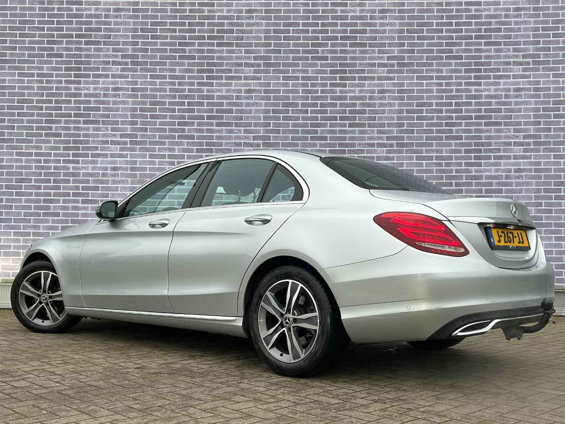 Mercedes-Benz C-klasse 180 AMG Sport Edition | Trekhaak | Cruise Control | Navi | Parkeersensoren | Sportstoelen | Leder | Camera | Stoelverwarming - 16/19