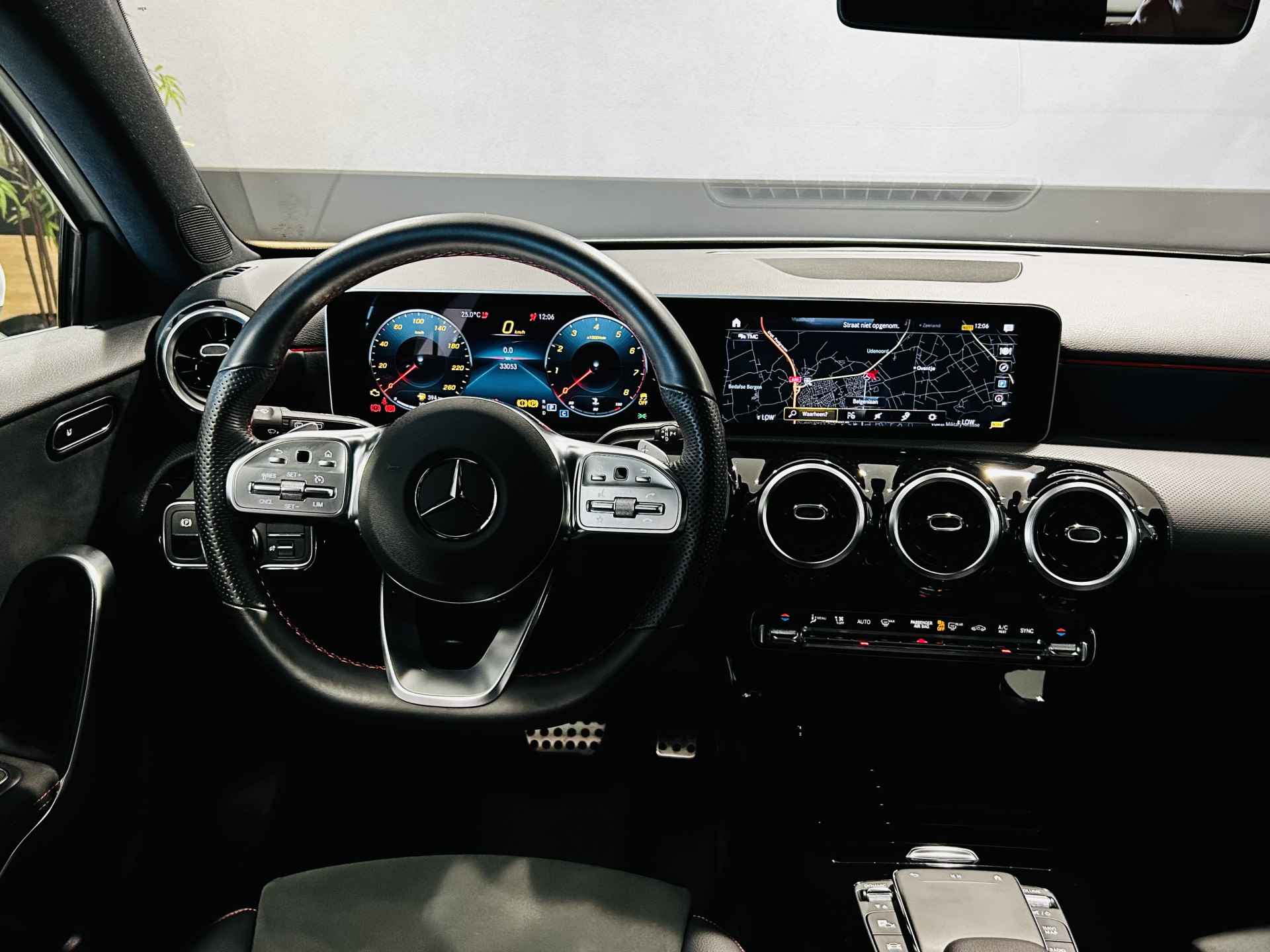 Mercedes-Benz A-Klasse 180 AMG // Trekhaak // Carplay // Camera // 18"AMG Velgen // Sport Onderstel // Wit Metallic - 2/45