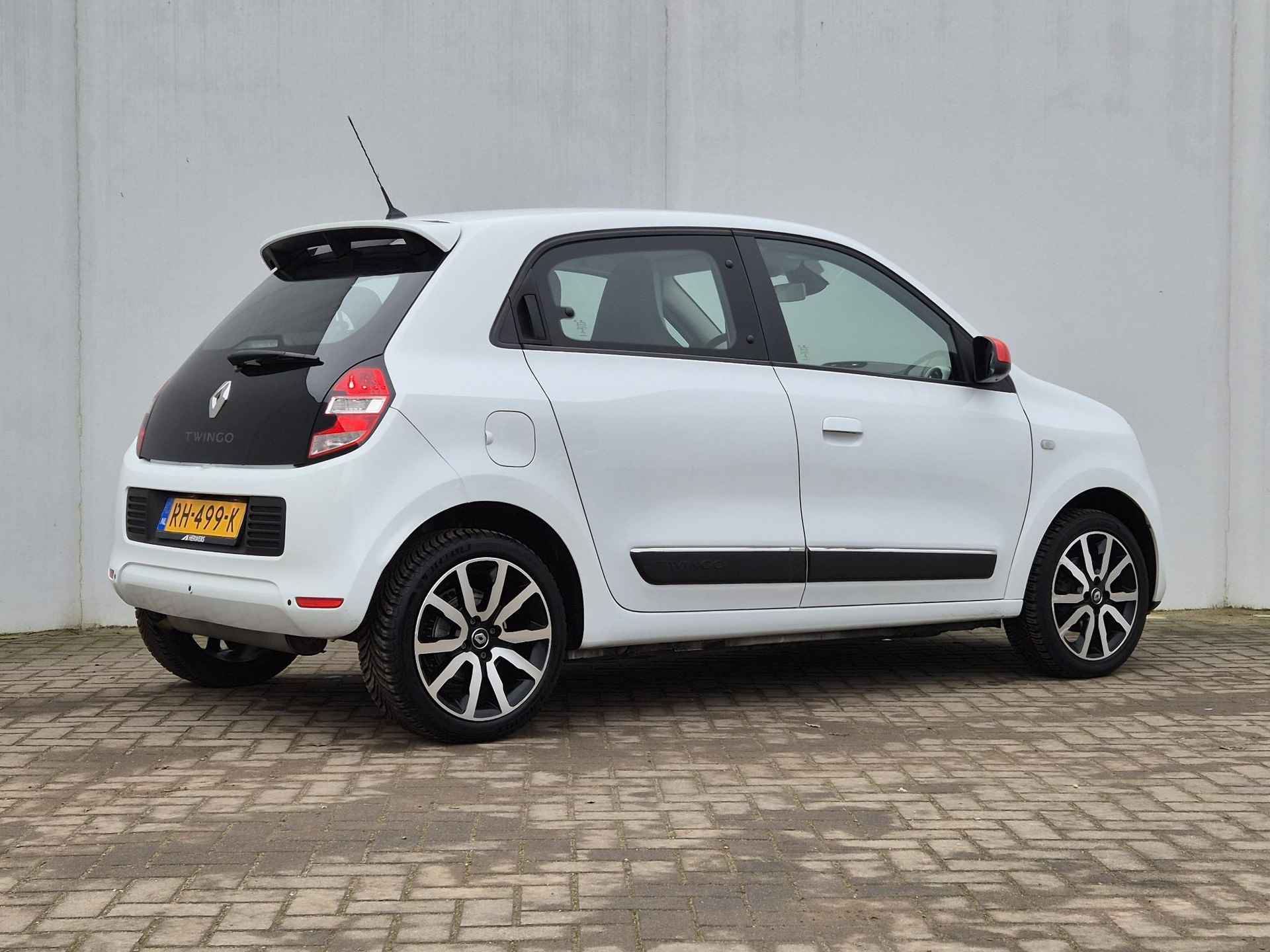 Renault Twingo 1.0 SCe Intens Automaat / 16" Lichtmetalen Velgen / Navigatie / Achterruitrijcamera / All Season Banden / Cruise Control / Climate control / - 3/44