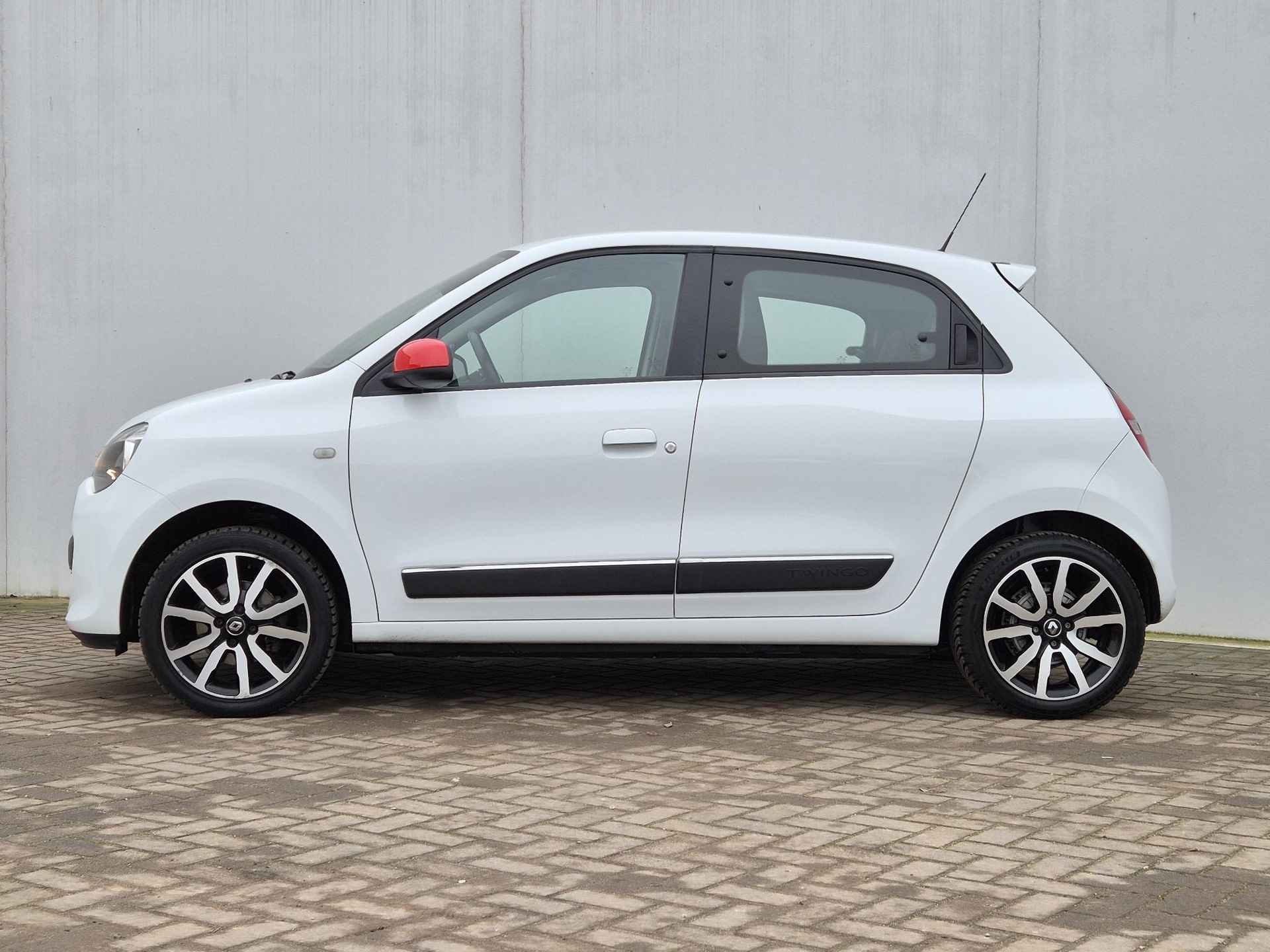 Renault Twingo 1.0 SCe Intens Automaat / 16" Lichtmetalen Velgen / Navigatie / Achterruitrijcamera / All Season Banden / Cruise Control / Climate control / - 9/44