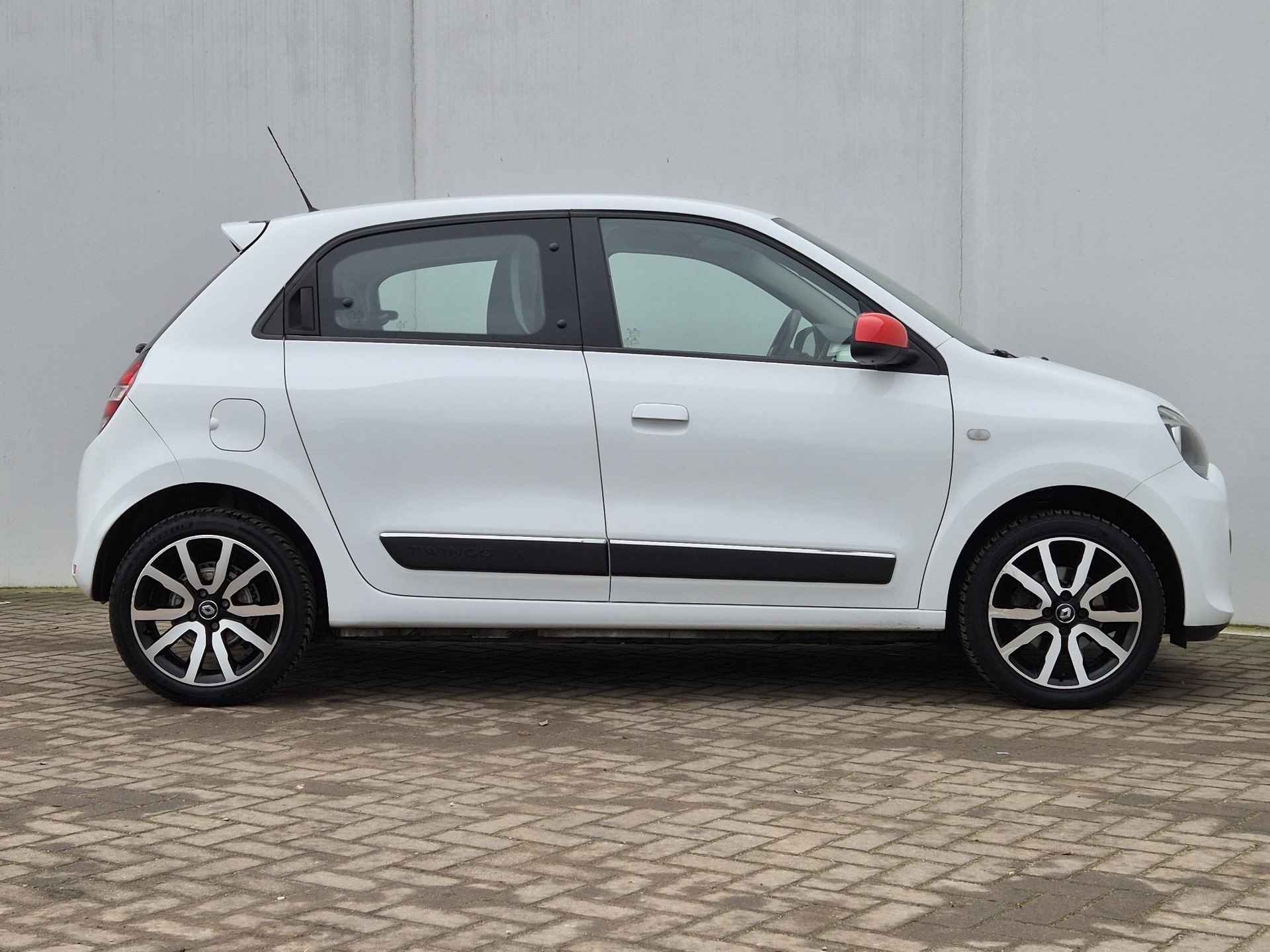 Renault Twingo 1.0 SCe Intens Automaat / 16" Lichtmetalen Velgen / Navigatie / Achterruitrijcamera / All Season Banden / Cruise Control / Climate control / - 15/44