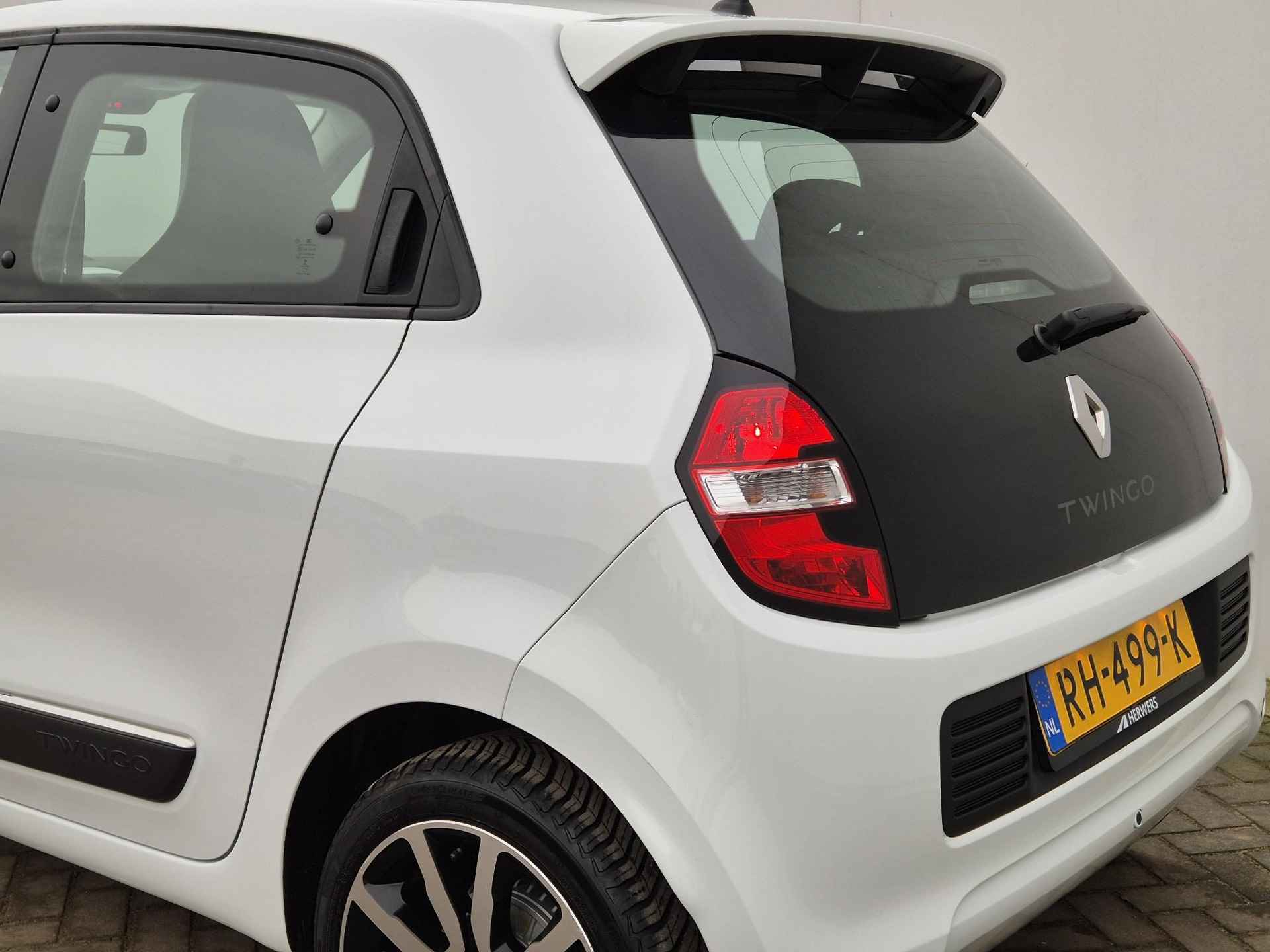 Renault Twingo 1.0 SCe Intens Automaat / 16" Lichtmetalen Velgen / Navigatie / Achterruitrijcamera / All Season Banden / Cruise Control / Climate control / - 32/44