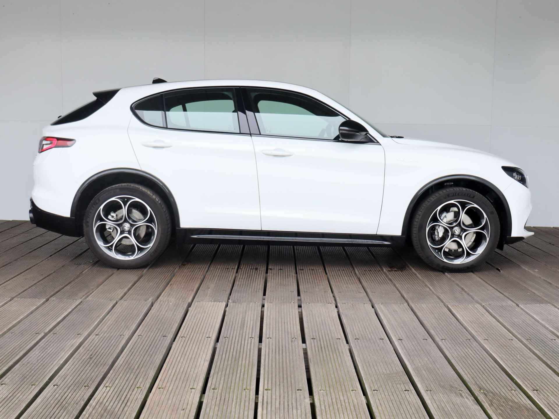 Alfa Romeo Stelvio 2.0 T GME AWD Veloce | Wegklapbare trekhaak 2300kg | Navi | 20"velgen | - 14/42