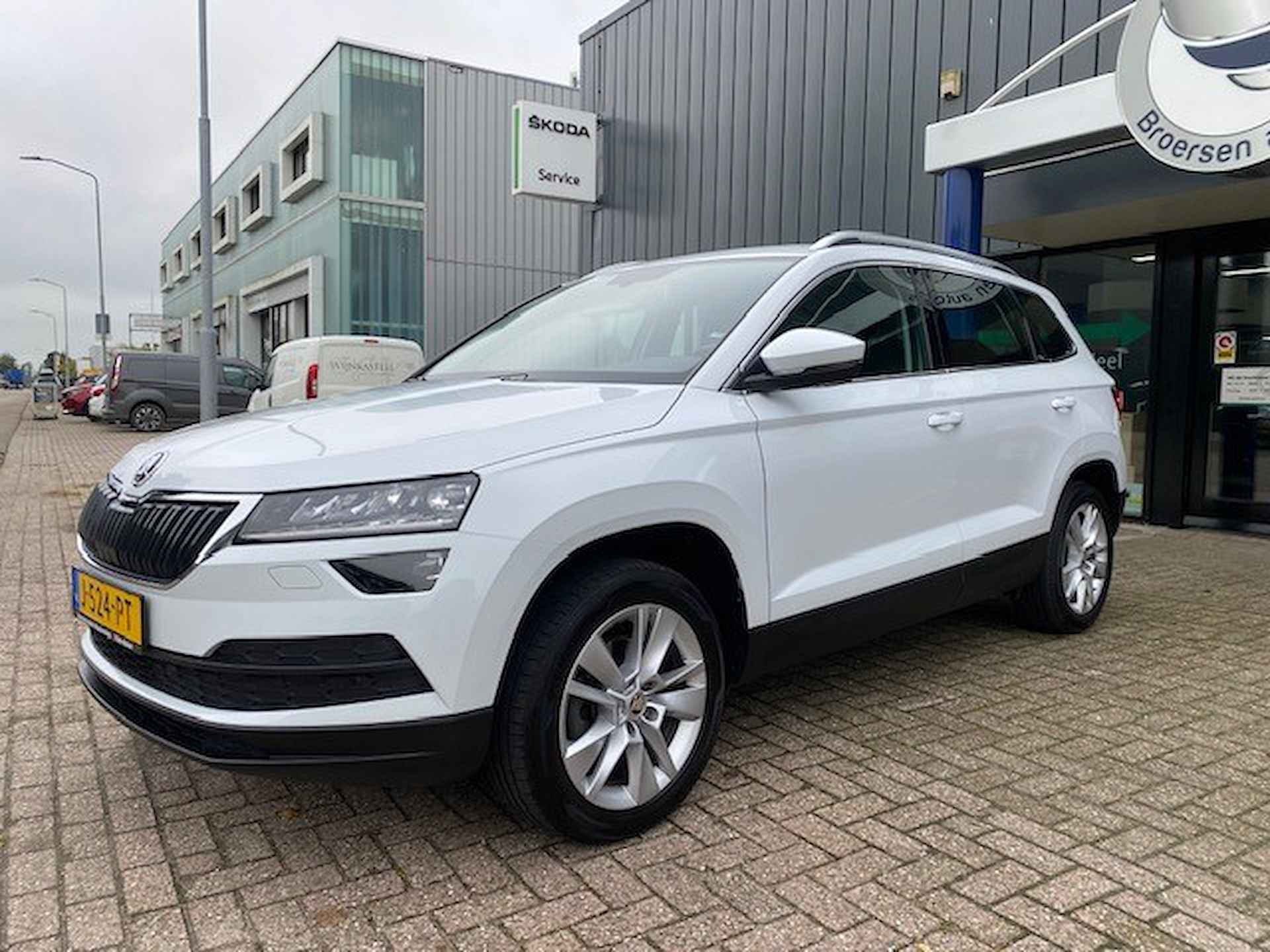 SKODA Karoq 1.0 TSI 115pk Business Edition met Trekhaak, 17" velgen en Smartlink - 4/36