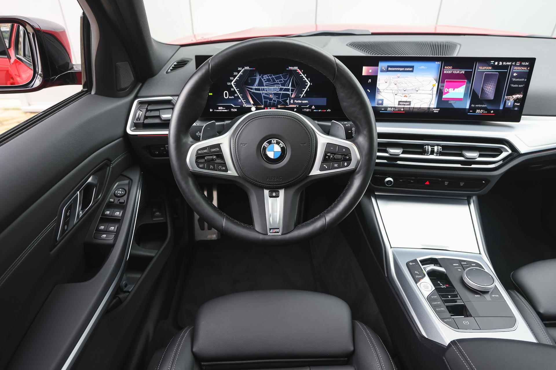 BMW 3 Serie Touring 318i M Sport Automaat / Panoramadak / Trekhaak / Adaptieve LED / Sportstoelen / Parking Assistant / Widescreen Display / Leder - 4/35