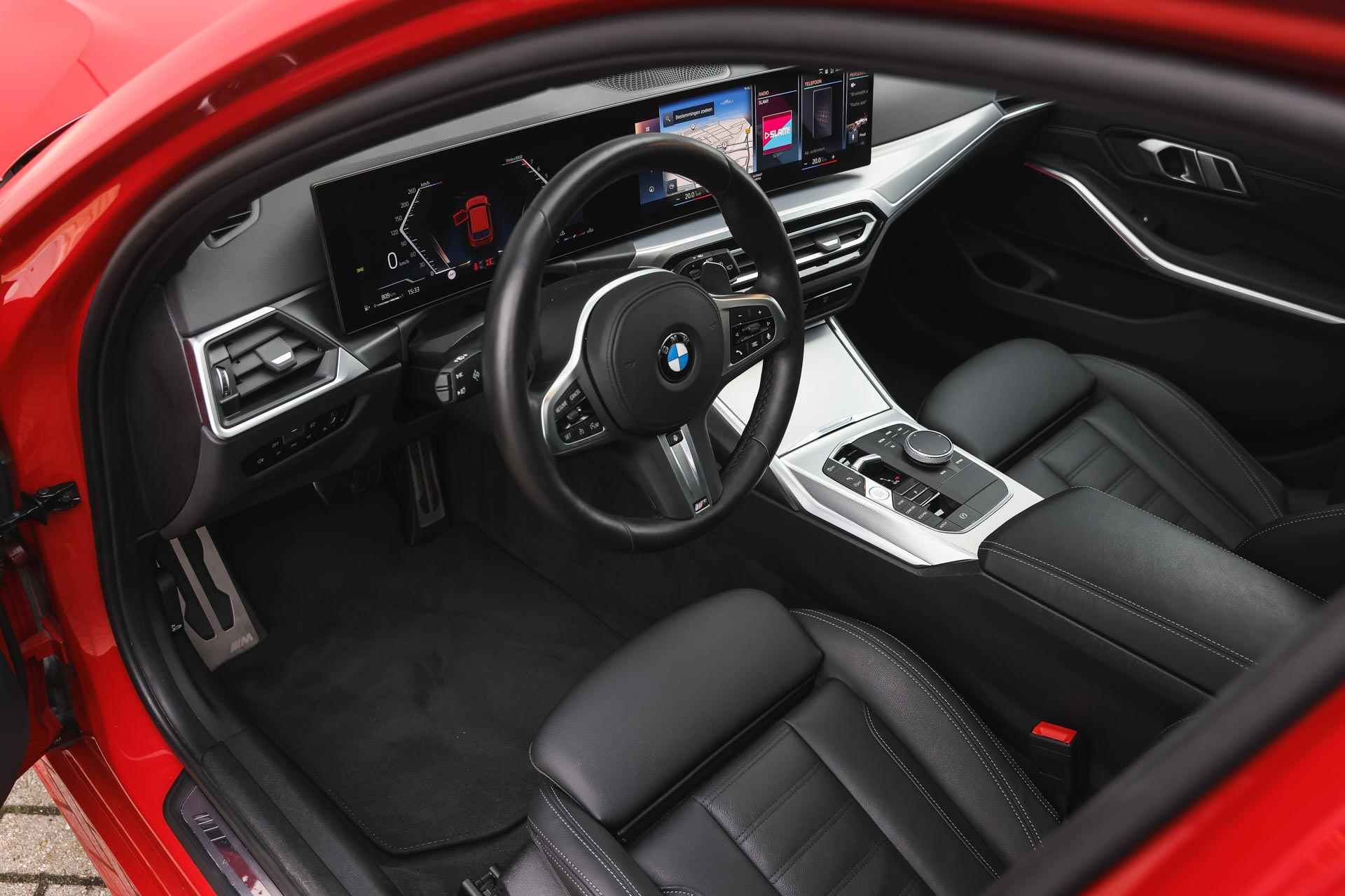 BMW 3 Serie Touring 318i M Sport Automaat / Panoramadak / Trekhaak / Adaptieve LED / Sportstoelen / Parking Assistant / Widescreen Display / Leder - 11/35