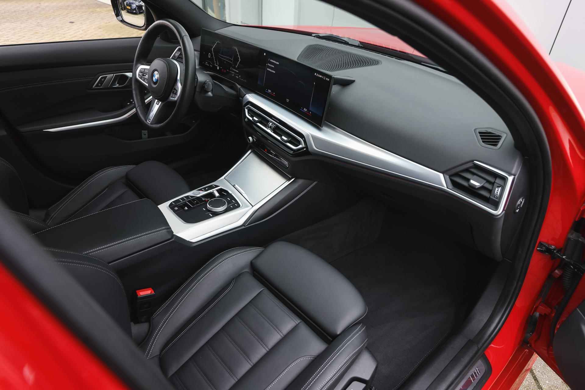 BMW 3 Serie Touring 318i M Sport Automaat / Panoramadak / Trekhaak / Adaptieve LED / Sportstoelen / Parking Assistant / Widescreen Display / Leder - 12/35