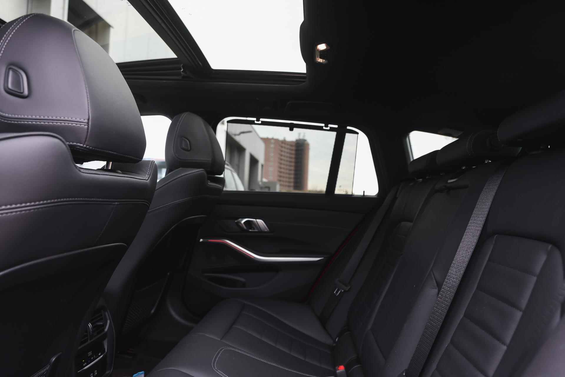 BMW 3 Serie Touring 318i M Sport Automaat / Panoramadak / Trekhaak / Adaptieve LED / Sportstoelen / Parking Assistant / Widescreen Display / Leder - 13/35