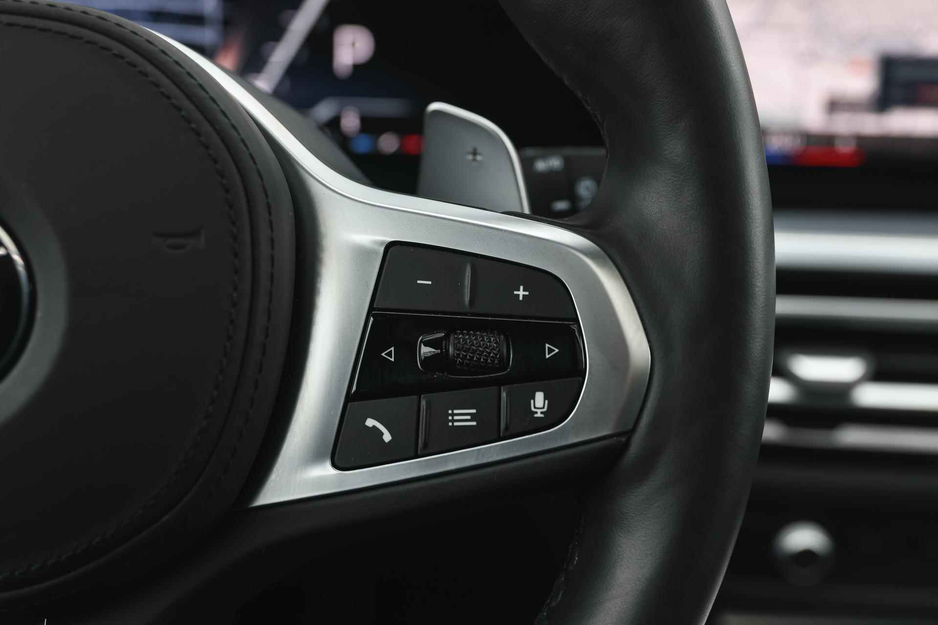 BMW 3 Serie Touring 318i M Sport Automaat / Panoramadak / Trekhaak / Adaptieve LED / Sportstoelen / Parking Assistant / Widescreen Display / Leder - 20/35