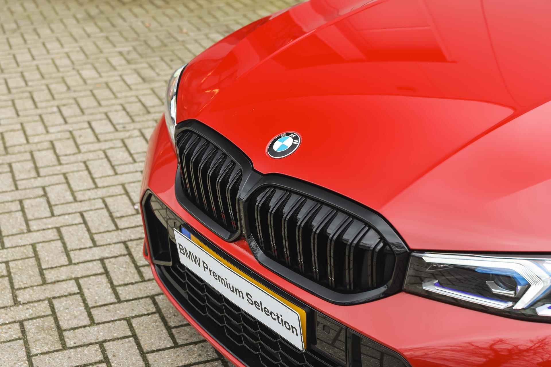 BMW 3 Serie Touring 318i M Sport Automaat / Panoramadak / Trekhaak / Adaptieve LED / Sportstoelen / Parking Assistant / Widescreen Display / Leder - 28/35