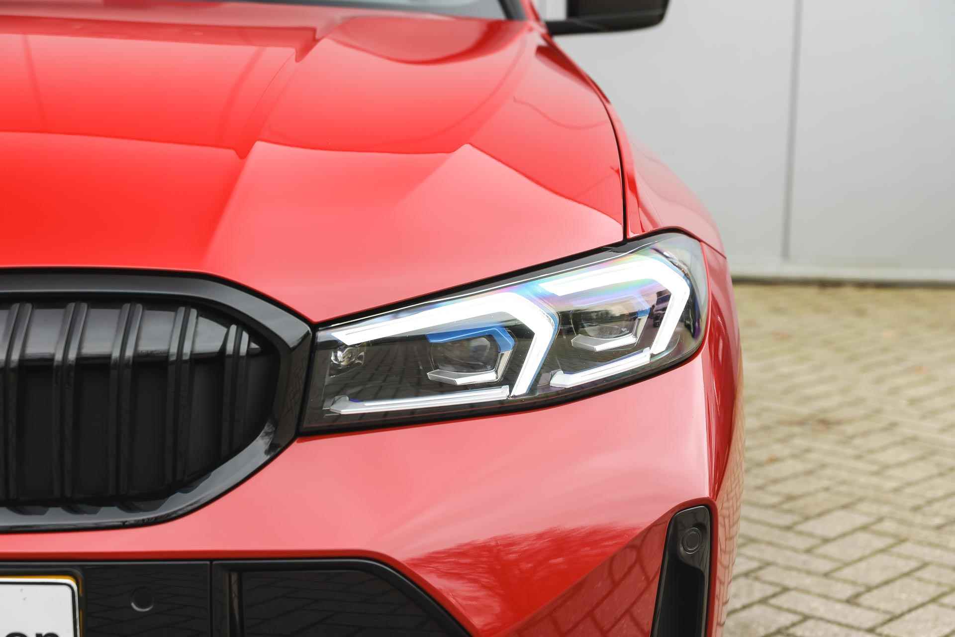BMW 3 Serie Touring 318i M Sport Automaat / Panoramadak / Trekhaak / Adaptieve LED / Sportstoelen / Parking Assistant / Widescreen Display / Leder - 29/35