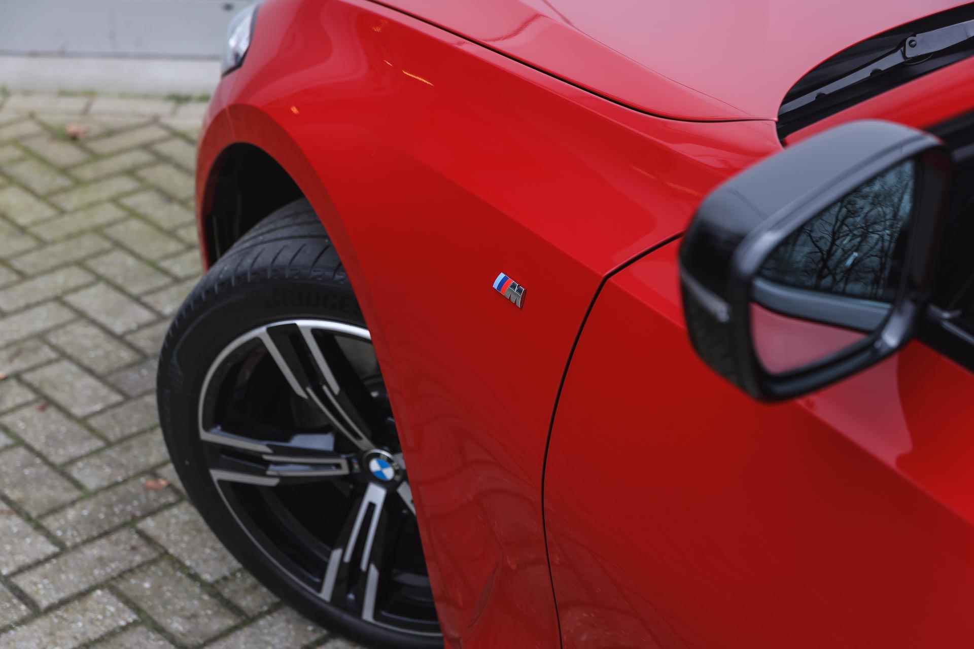 BMW 3 Serie Touring 318i M Sport Automaat / Panoramadak / Trekhaak / Adaptieve LED / Sportstoelen / Parking Assistant / Widescreen Display / Leder - 31/35