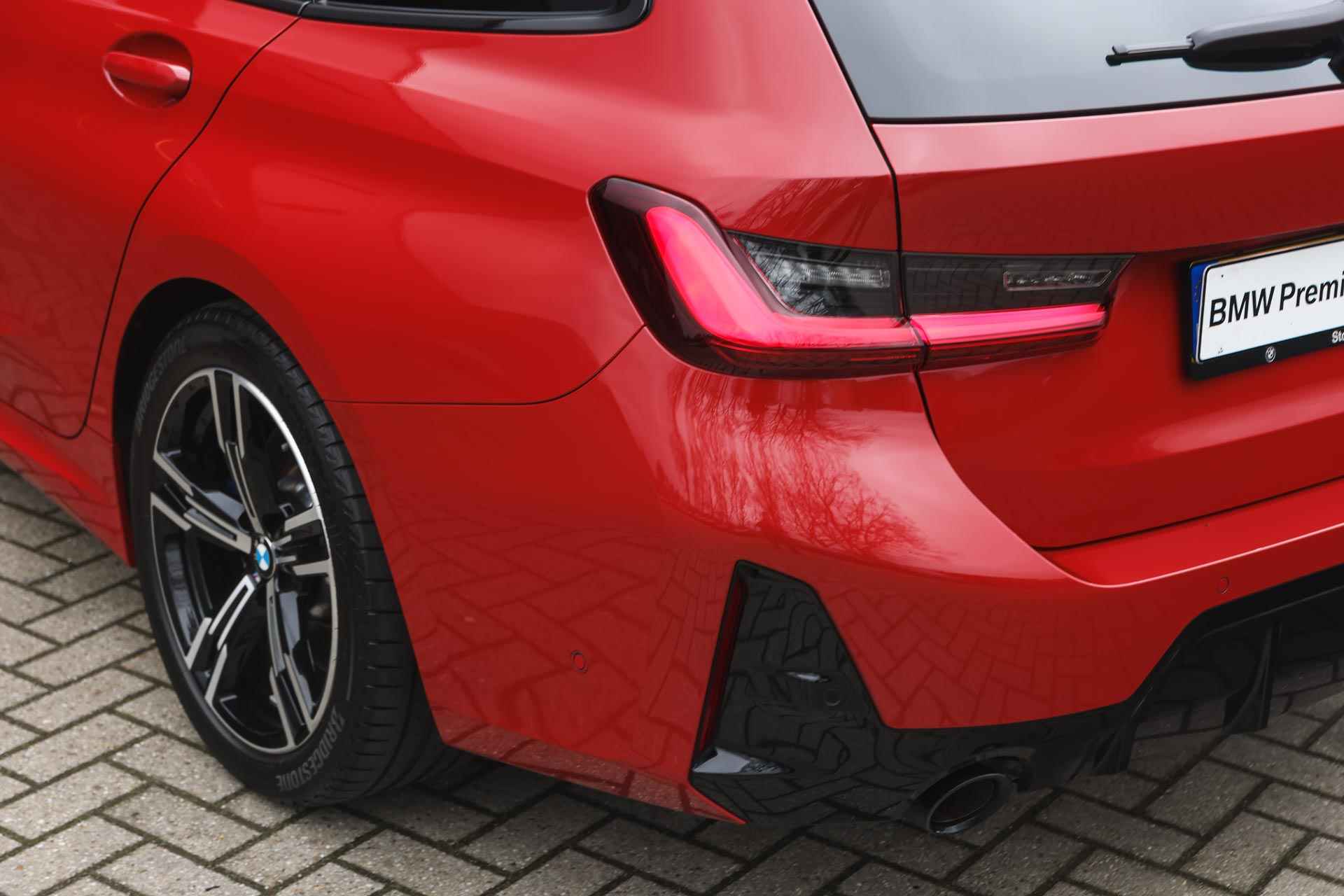 BMW 3 Serie Touring 318i M Sport Automaat / Panoramadak / Trekhaak / Adaptieve LED / Sportstoelen / Parking Assistant / Widescreen Display / Leder - 32/35
