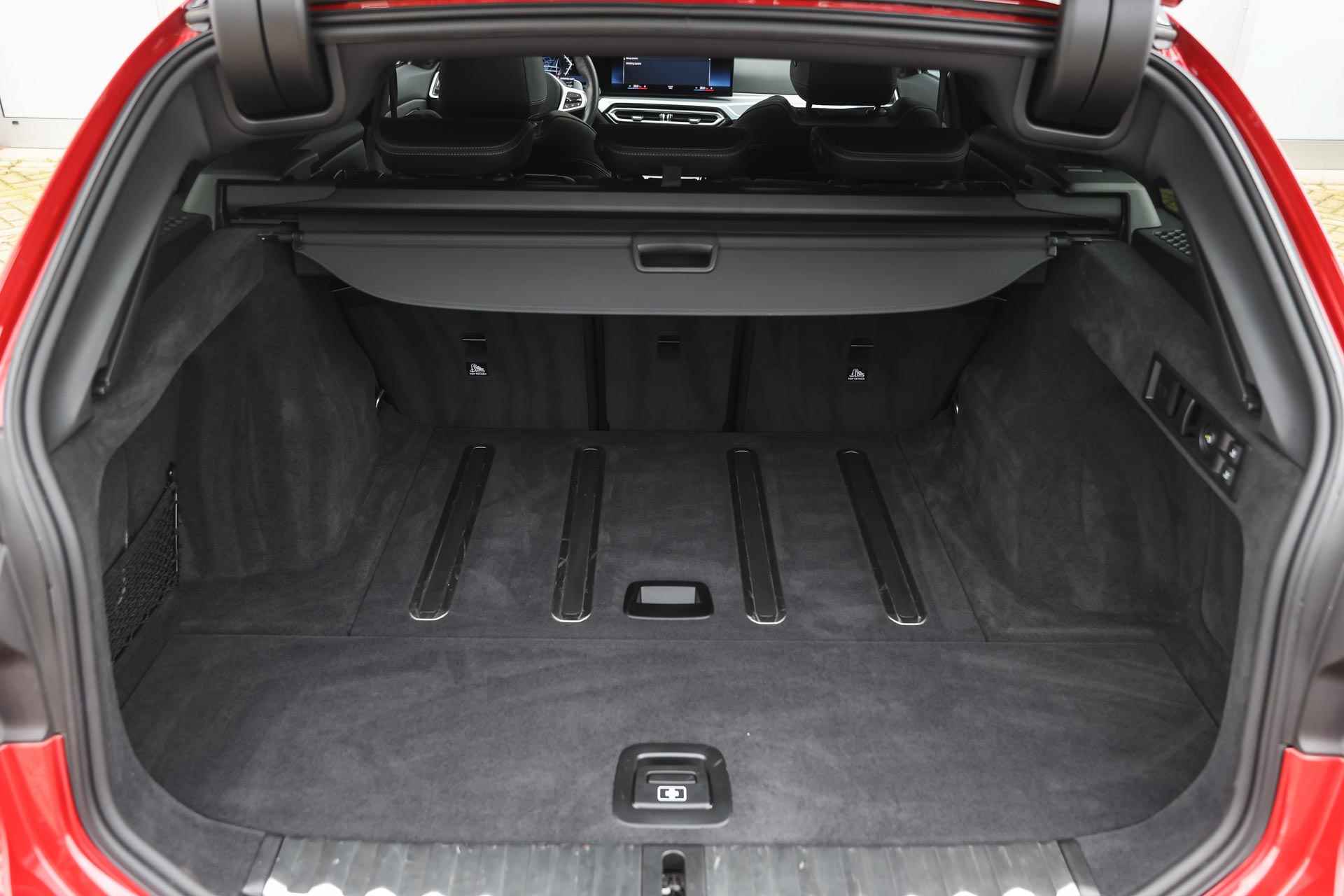 BMW 3 Serie Touring 318i M Sport Automaat / Panoramadak / Trekhaak / Adaptieve LED / Sportstoelen / Parking Assistant / Widescreen Display / Leder - 34/35