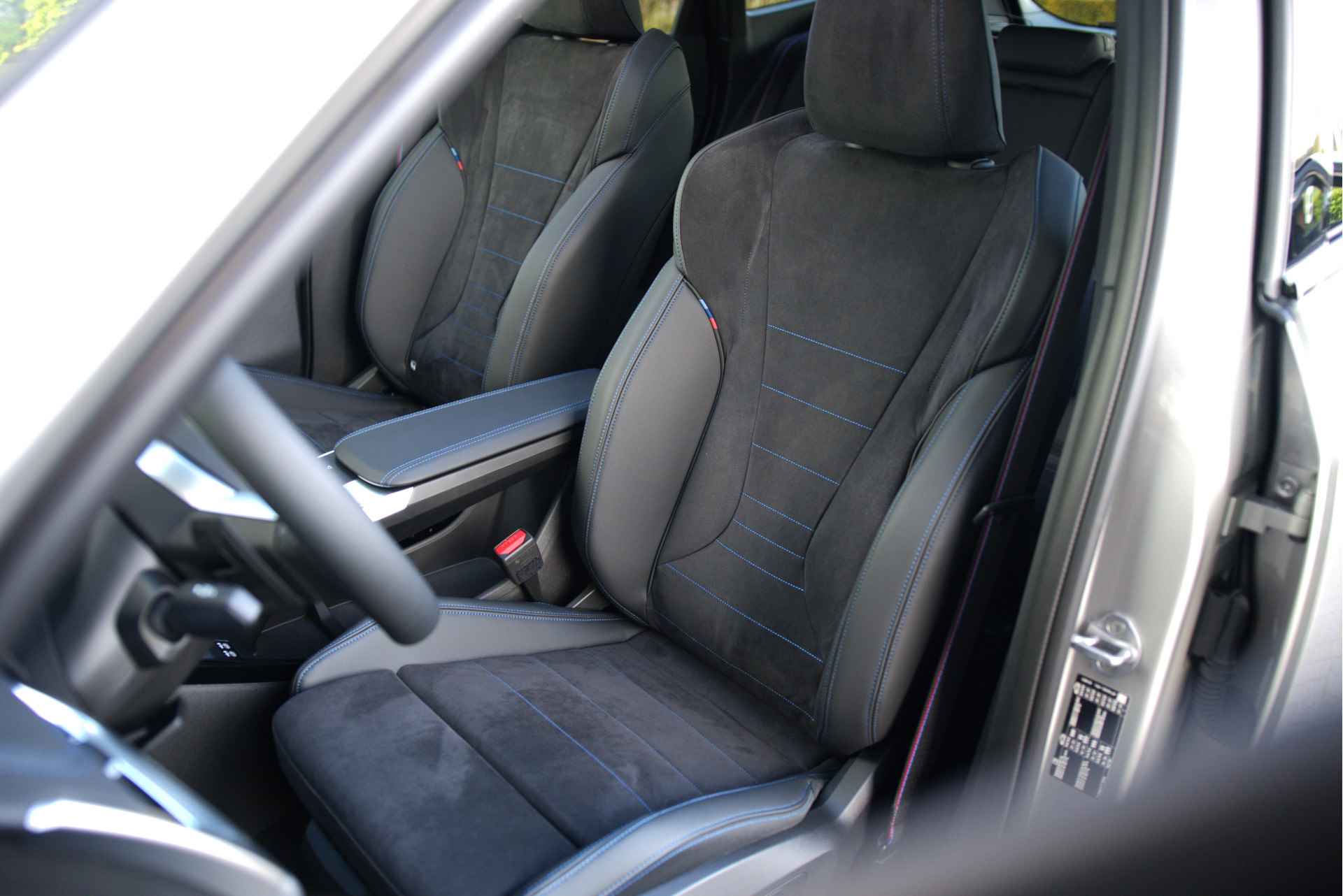 BMW X1 sDrive18i M Sport Automaat / Panoramadak / Trekhaak / Adaptieve LED / M Adaptief onderstel / Sportstoelen / Parking Assistant / Harman-Kardon / Comfort Access - 4/32