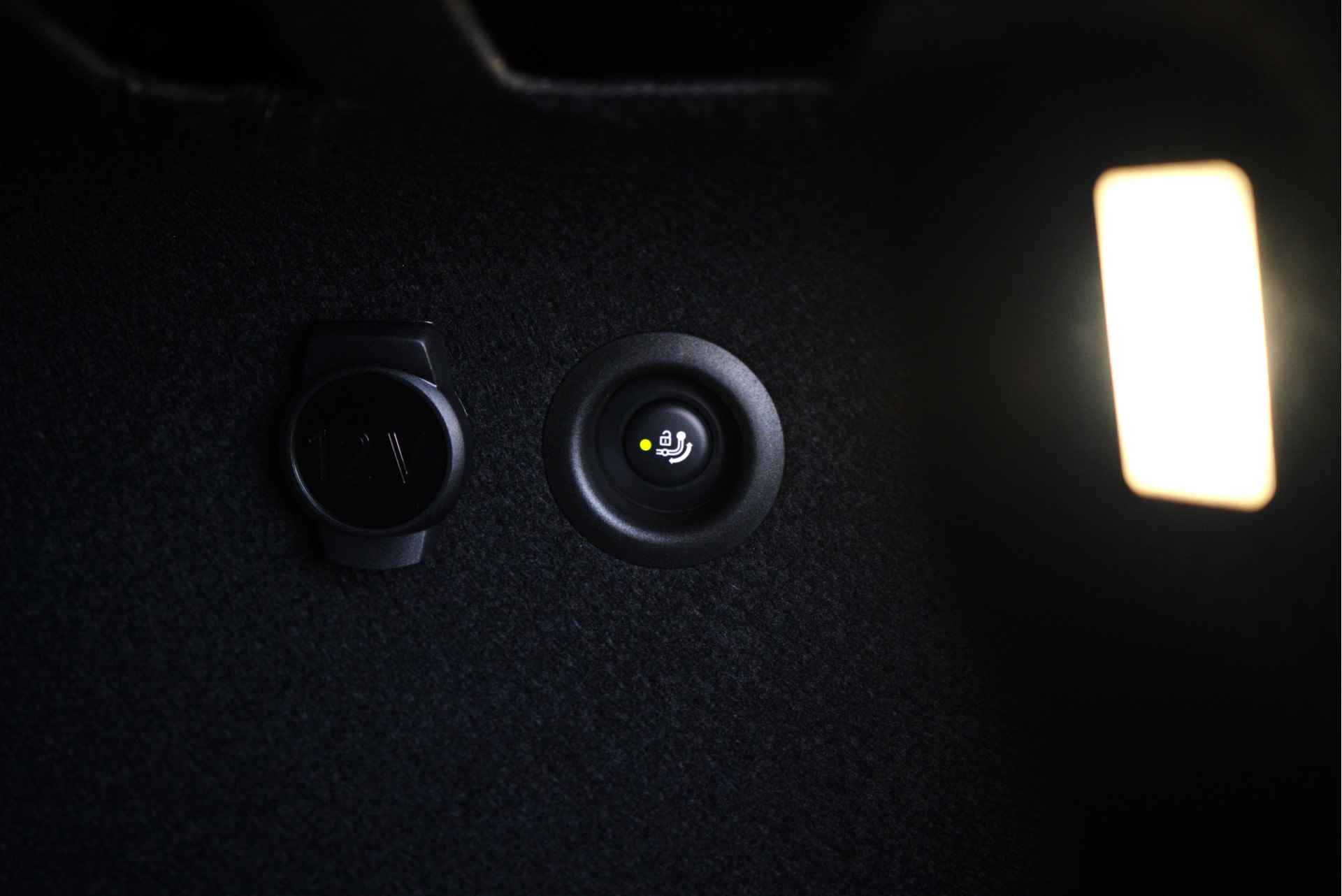 BMW X1 sDrive18i M Sport Automaat / Panoramadak / Trekhaak / Adaptieve LED / M Adaptief onderstel / Sportstoelen / Parking Assistant / Harman-Kardon / Comfort Access - 15/32