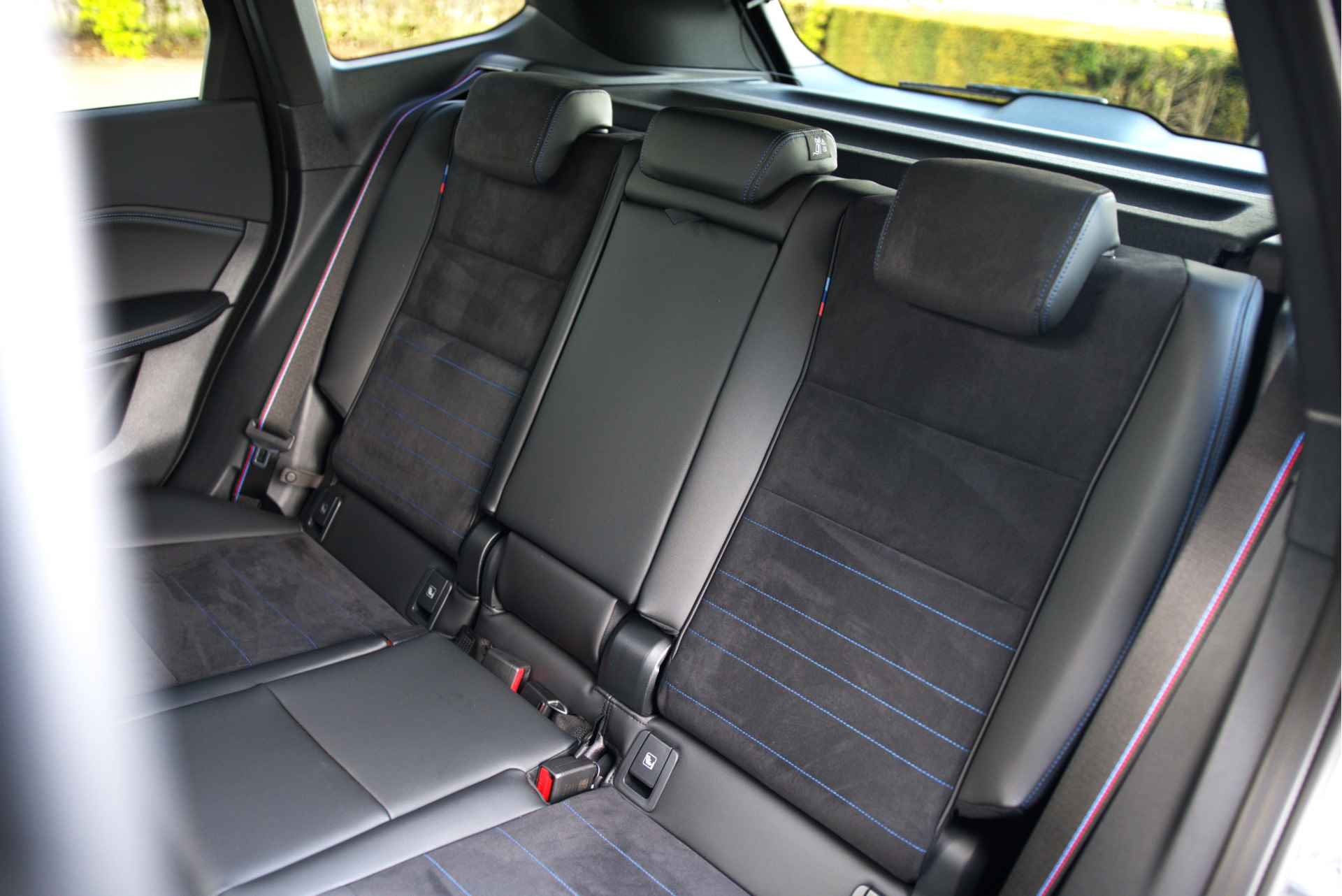 BMW X1 sDrive18i M Sport Automaat / Panoramadak / Trekhaak / Adaptieve LED / M Adaptief onderstel / Sportstoelen / Parking Assistant / Harman-Kardon / Comfort Access - 28/32