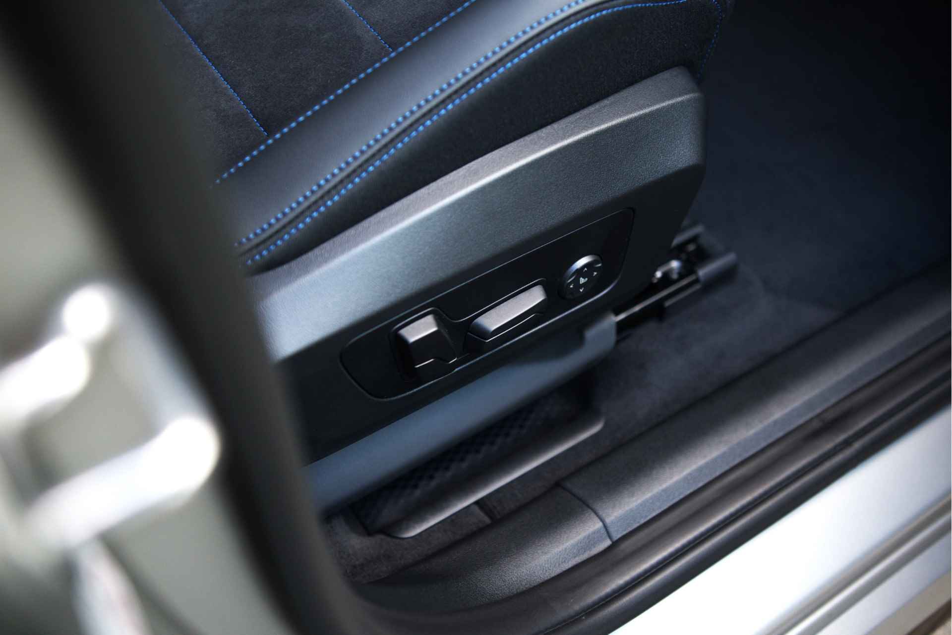 BMW X1 sDrive18i M Sport Automaat / Panoramadak / Trekhaak / Adaptieve LED / M Adaptief onderstel / Sportstoelen / Parking Assistant / Harman-Kardon / Comfort Access - 32/32