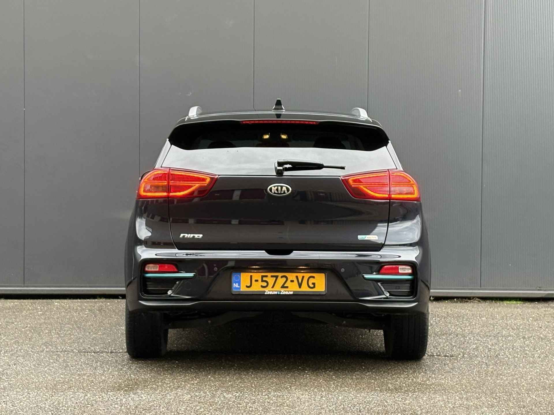 Kia e-Niro ExecutiveLine 64 kWh 1e Eigenaar | Navi | Dealer onderhouden | Bluetooth | Camera | Climate & (adaptieve) cruise control | Fabrieksgarantie t/m 27-10-2027 | NAP - 6/43