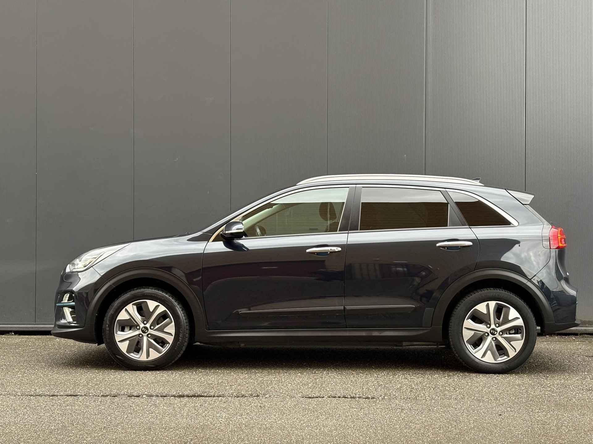 Kia e-Niro ExecutiveLine 64 kWh 1e Eigenaar | Navi | Dealer onderhouden | Bluetooth | Camera | Climate & (adaptieve) cruise control | Fabrieksgarantie t/m 27-10-2027 | NAP - 8/43