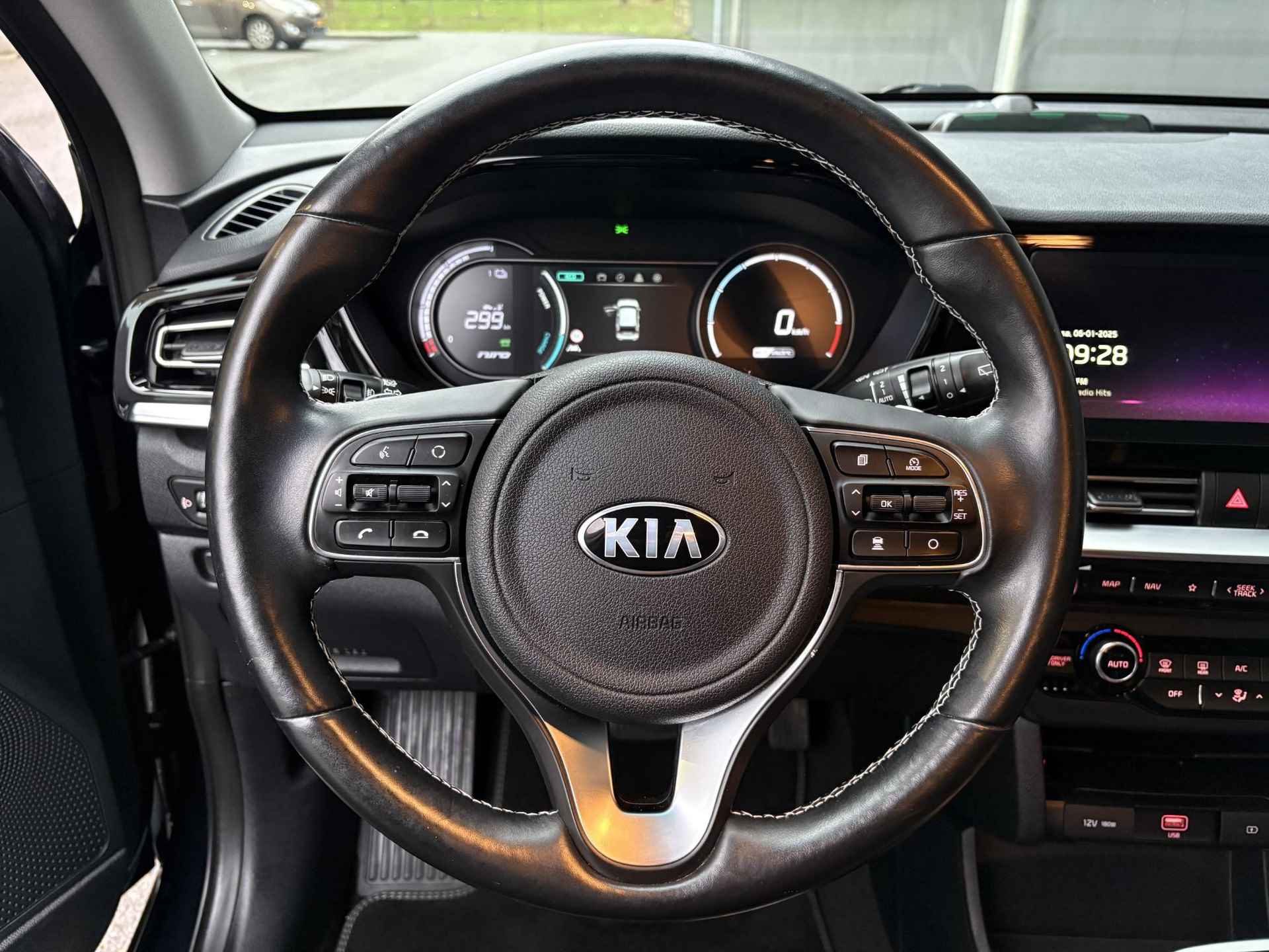 Kia e-Niro ExecutiveLine 64 kWh 1e Eigenaar | Navi | Dealer onderhouden | Bluetooth | Camera | Climate & (adaptieve) cruise control | Fabrieksgarantie t/m 27-10-2027 | NAP - 22/43