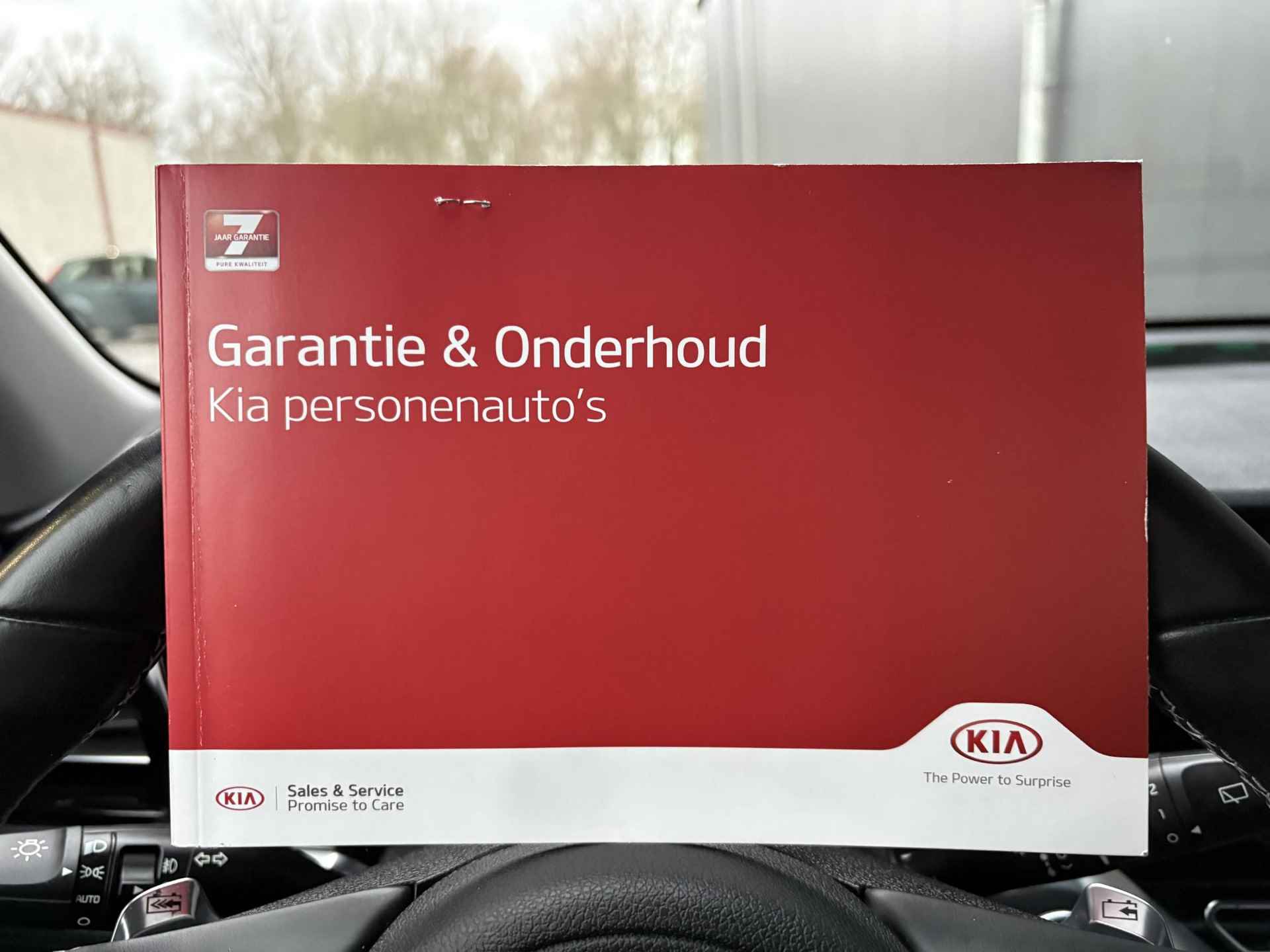 Kia e-Niro ExecutiveLine 64 kWh 1e Eigenaar | Navi | Dealer onderhouden | Bluetooth | Camera | Climate & (adaptieve) cruise control | Fabrieksgarantie t/m 27-10-2027 | NAP - 42/43