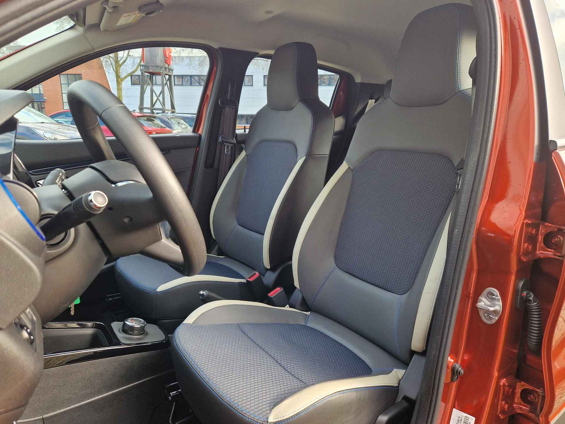 Dacia Spring Comfort Plus (Orange Pack) 27 kWh / Dealer Onderhouden / Originele NL  Auto / CCS Snelladen / Apple Carplay & Android Auto / Achteruitrijcamera / Navigatie / - 6/40