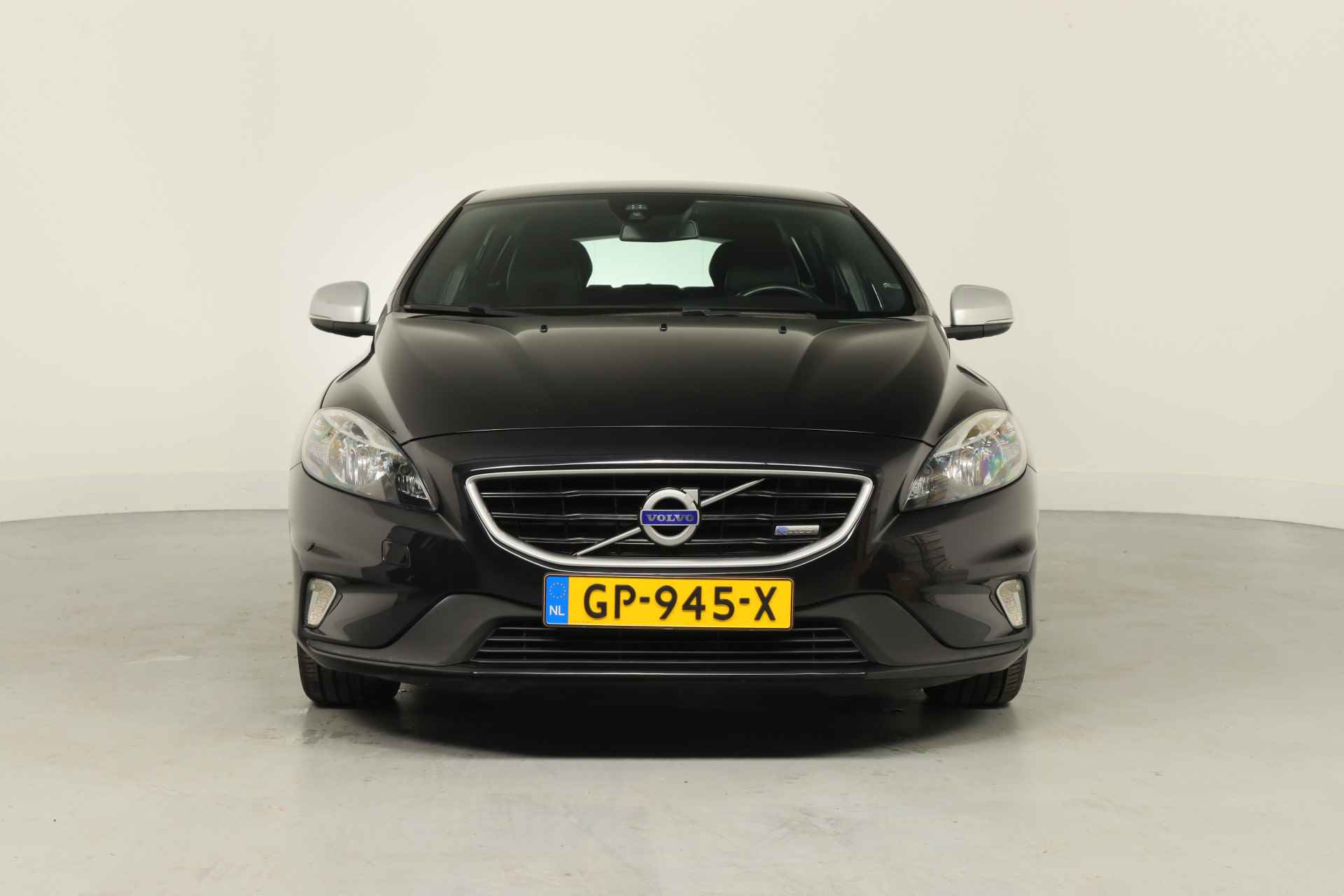 Volvo V40 1.6 T4 180pk R-Design | Automaat | Navigatie | Climate Control | Cruise Control | Parkeersensoren | Leder/Alcantara | Lichtmetal - 2/28