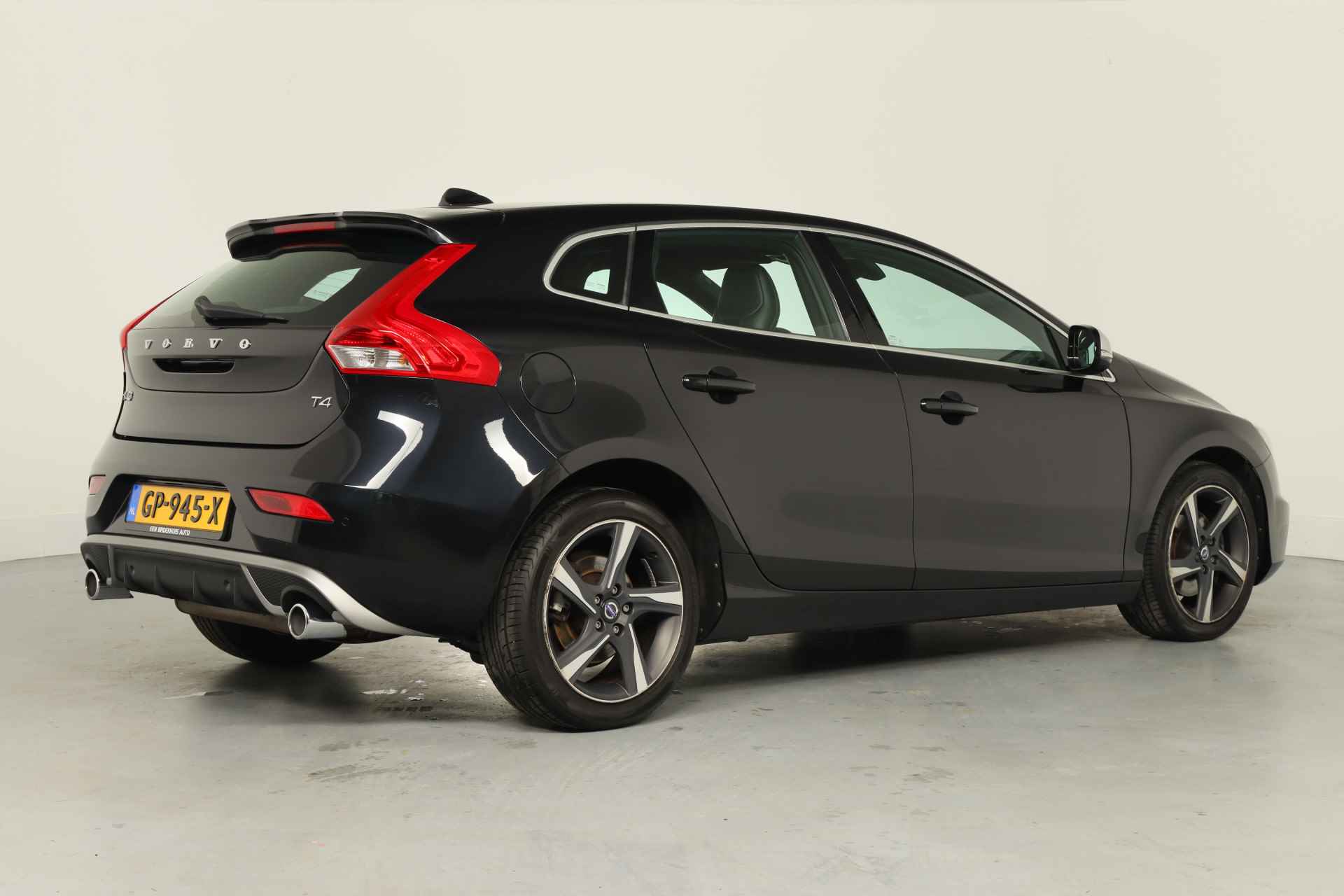 Volvo V40 1.6 T4 180pk R-Design | Automaat | Navigatie | Climate Control | Cruise Control | Parkeersensoren | Leder/Alcantara | Lichtmetal - 3/28