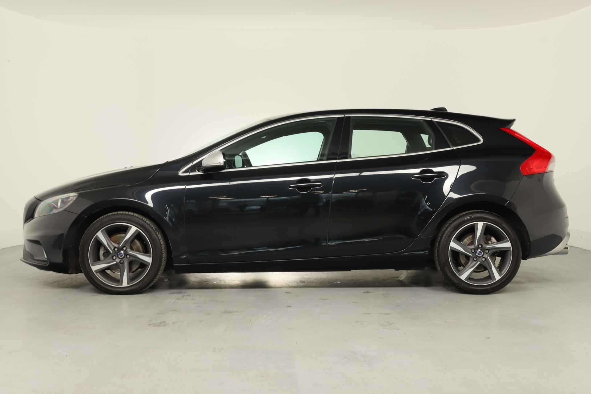 Volvo V40 1.6 T4 180pk R-Design | Automaat | Navigatie | Climate Control | Cruise Control | Parkeersensoren | Leder/Alcantara | Lichtmetal - 4/28